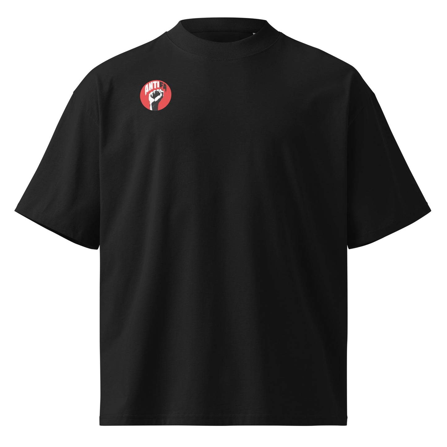 Schwarzes Bio-Baumwoll-T-Shirt im Oversized-Schnitt mit rotem Antifa-Faust-Logo auf der Brust.