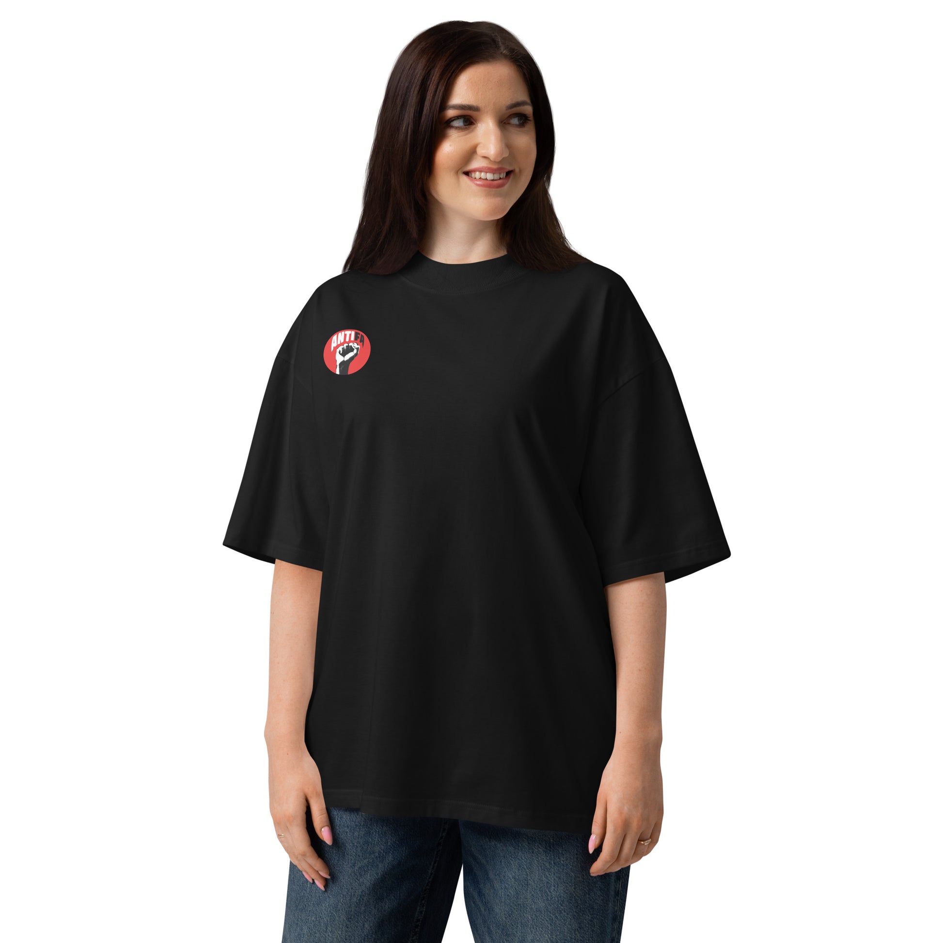 Schwarzes Bio-Baumwoll-Shirt im Oversized-Schnitt mit kleinem, rundem Antifa-Logo auf der Brust.