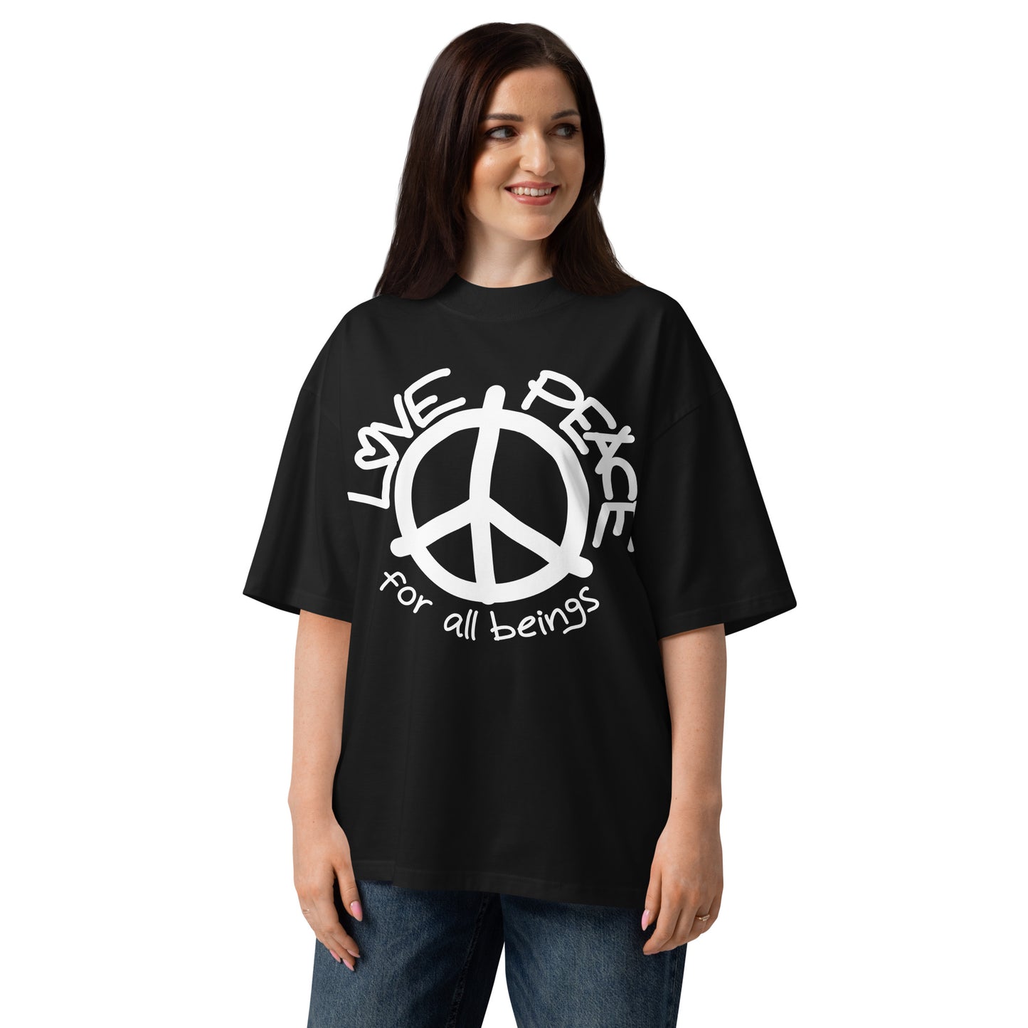 Schwarzes Oversized-Bio-Baumwollshirt mit weißem LOVE AND PEACE for all beings Aufdruck und Friedenssymbol.