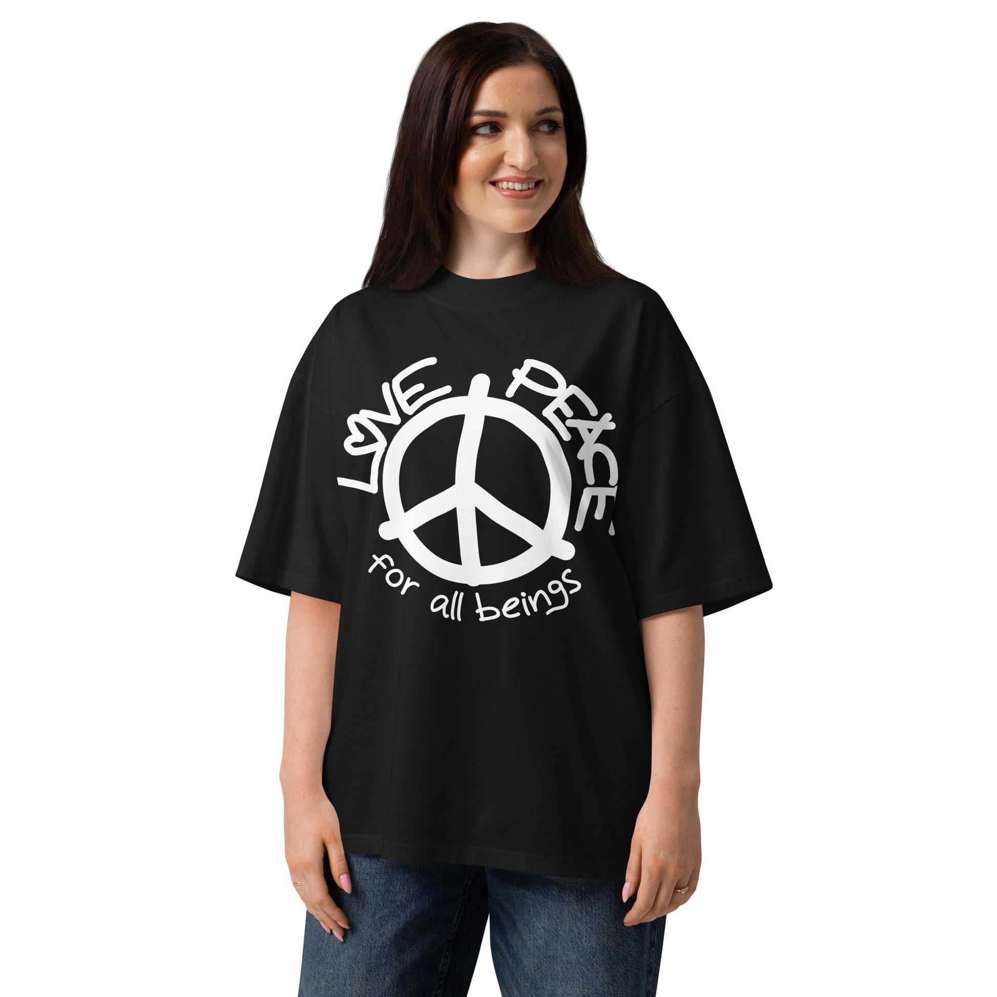 Schwarzes Oversized-Bio-Baumwollshirt mit weißem LOVE AND PEACE for all beings Aufdruck und Friedenssymbol.