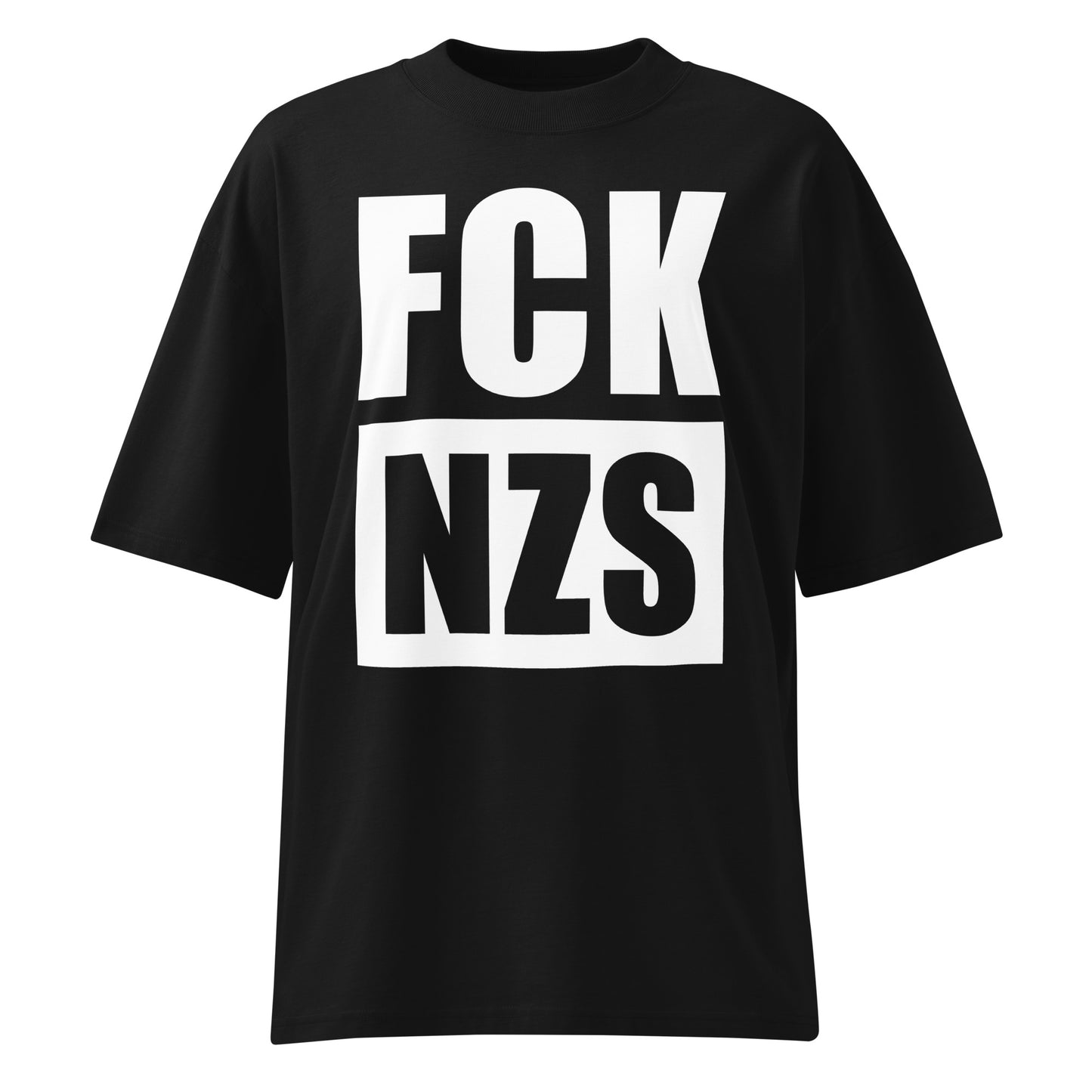 Schwarzes Bio-Baumwoll-T-Shirt im Oversized-Schnitt mit weißem FCK NZS-Aufdruck und tief angesetzten Schultern.