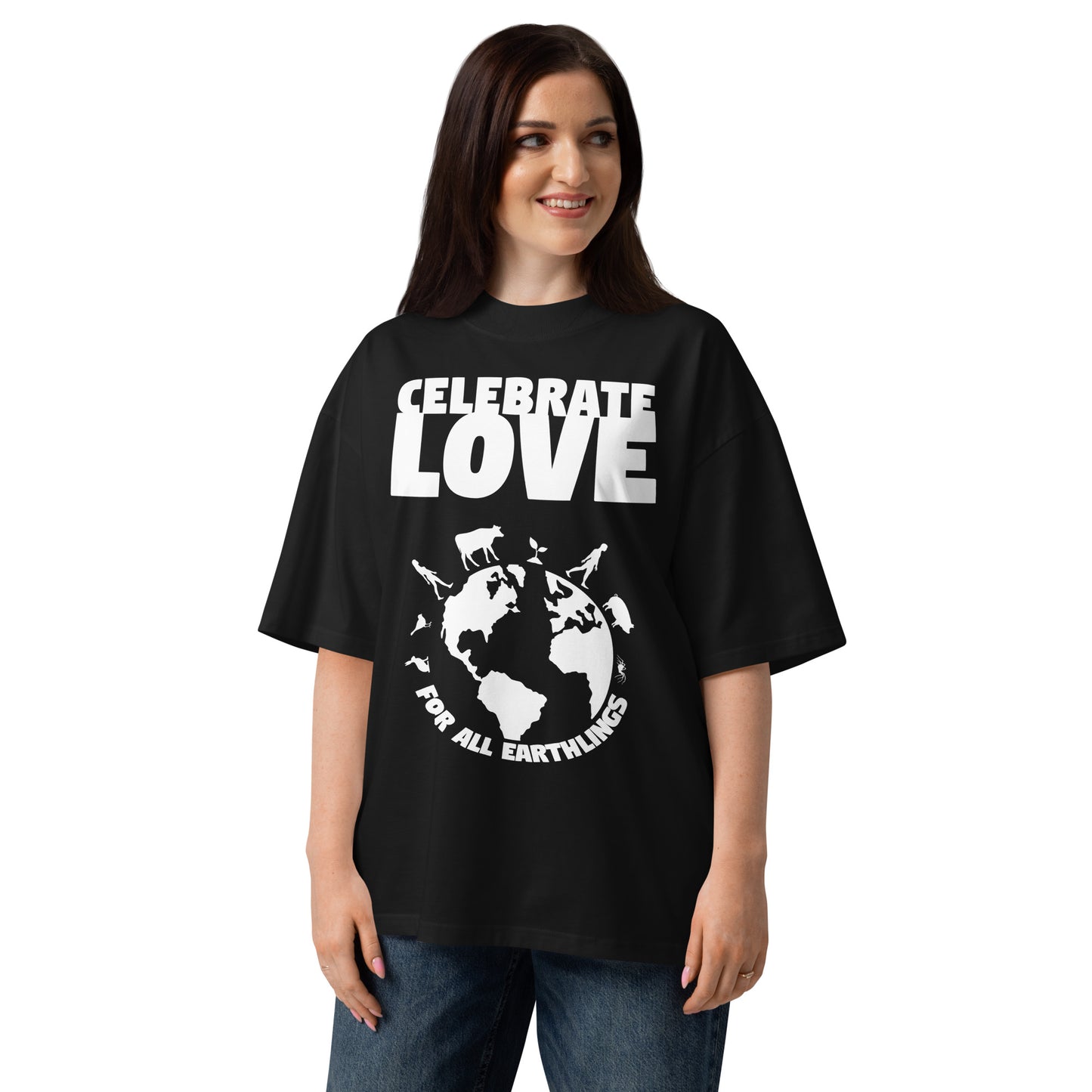 Schwarzes Oversized-Shirt aus Bio-Baumwolle mit weißem „Celebrate Love for all Earthlings“-Print und Erdkugel-Motiv.