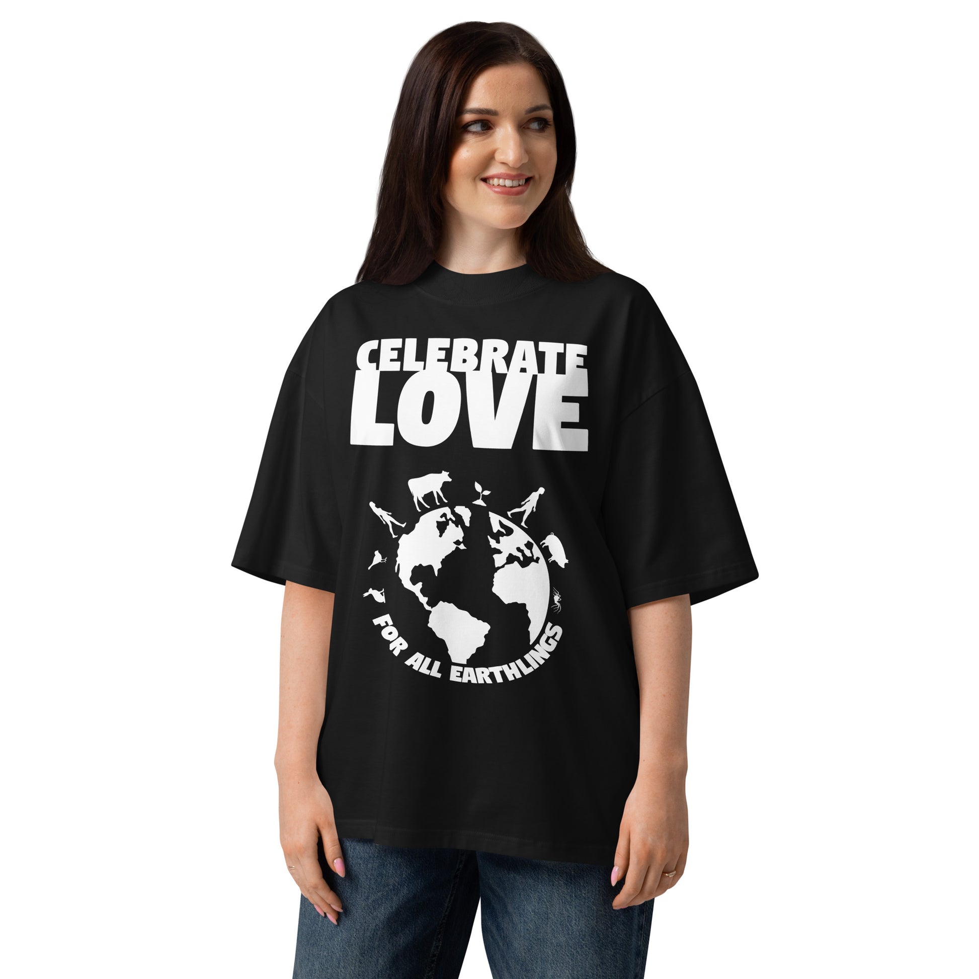 Schwarzes Oversized-Shirt aus Bio-Baumwolle mit weißem „Celebrate Love for all Earthlings“-Print und Erdkugel-Motiv.