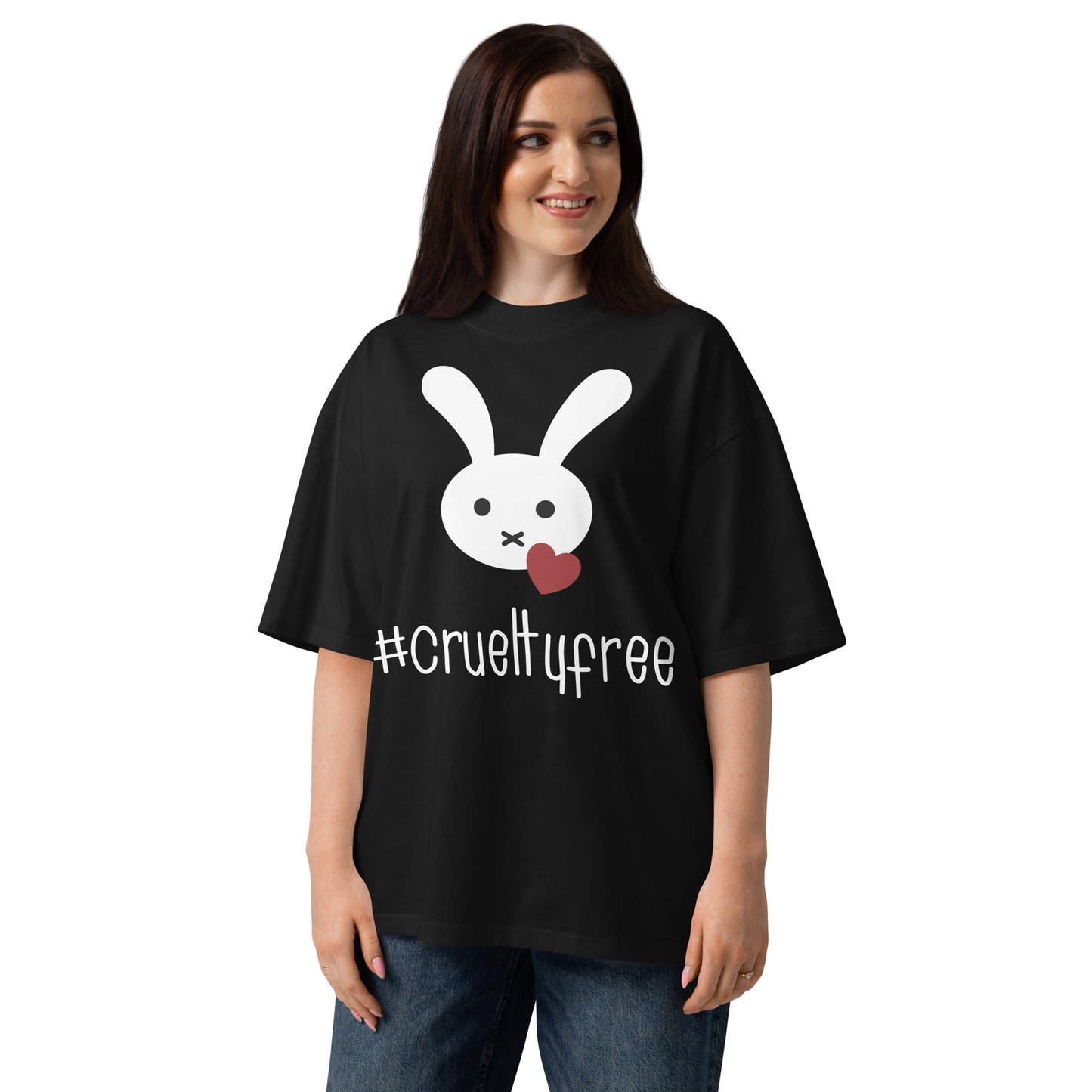 Schwarzes Bio-Baumwoll-Oversized-Shirt mit weißem Hasen-Print, rotem Herz und #crueltyfree Schriftzug.