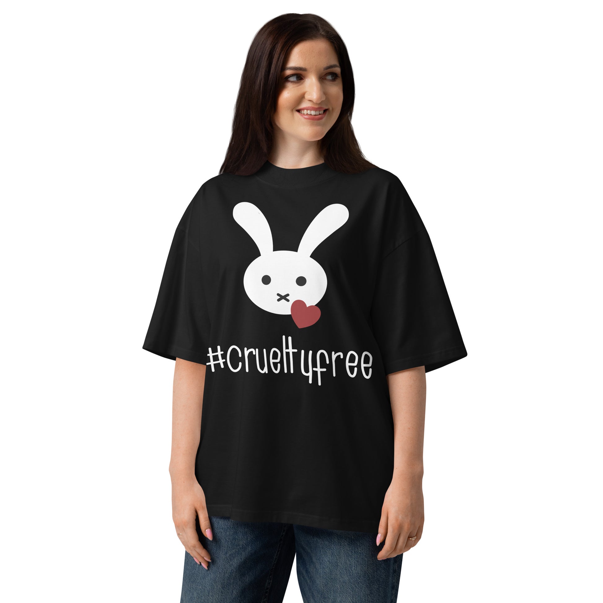Schwarzes Bio-Baumwoll-Oversized-Shirt mit weißem Hasen-Print, rotem Herz und #crueltyfree Schriftzug.