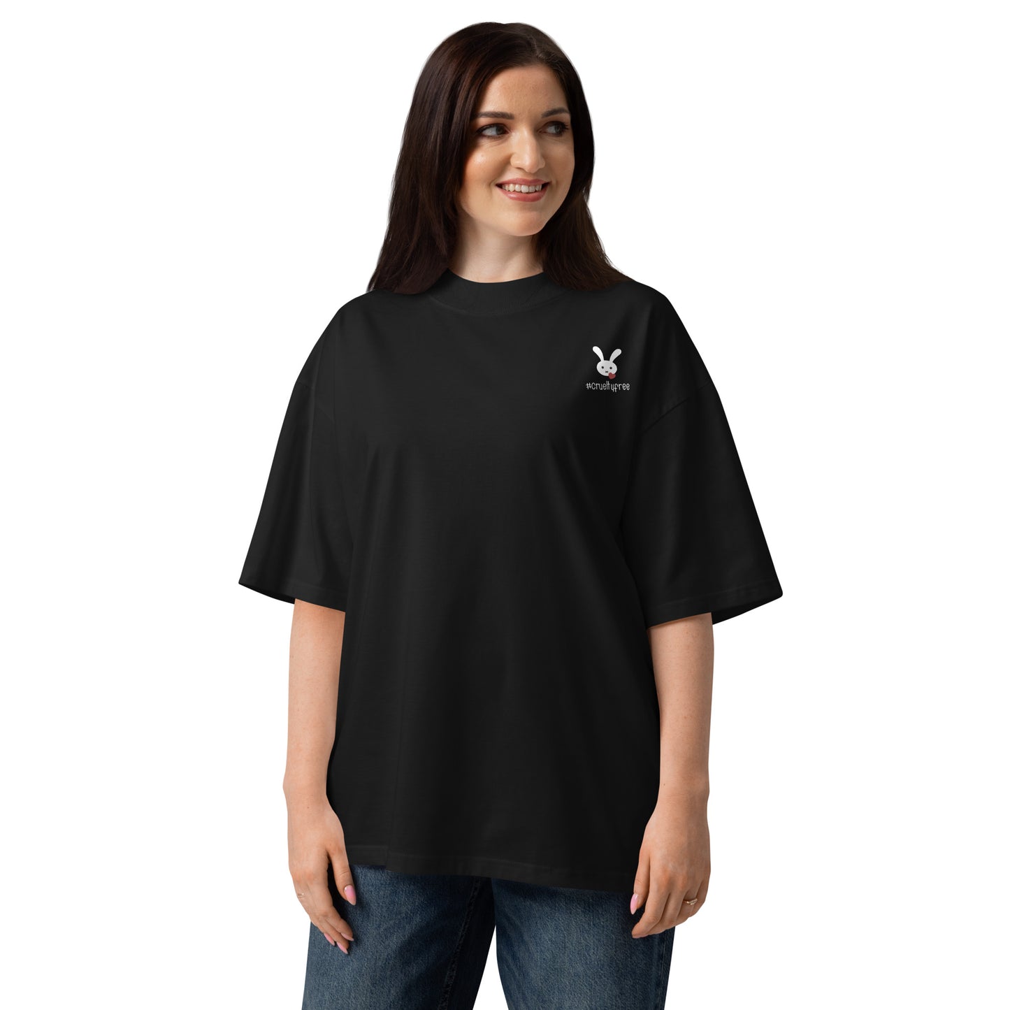 Schwarzes Bio-Baumwoll-Oversized-Shirt mit kleinem Hasen-Logo und Cruelty-free-Schriftzug auf der Brust.