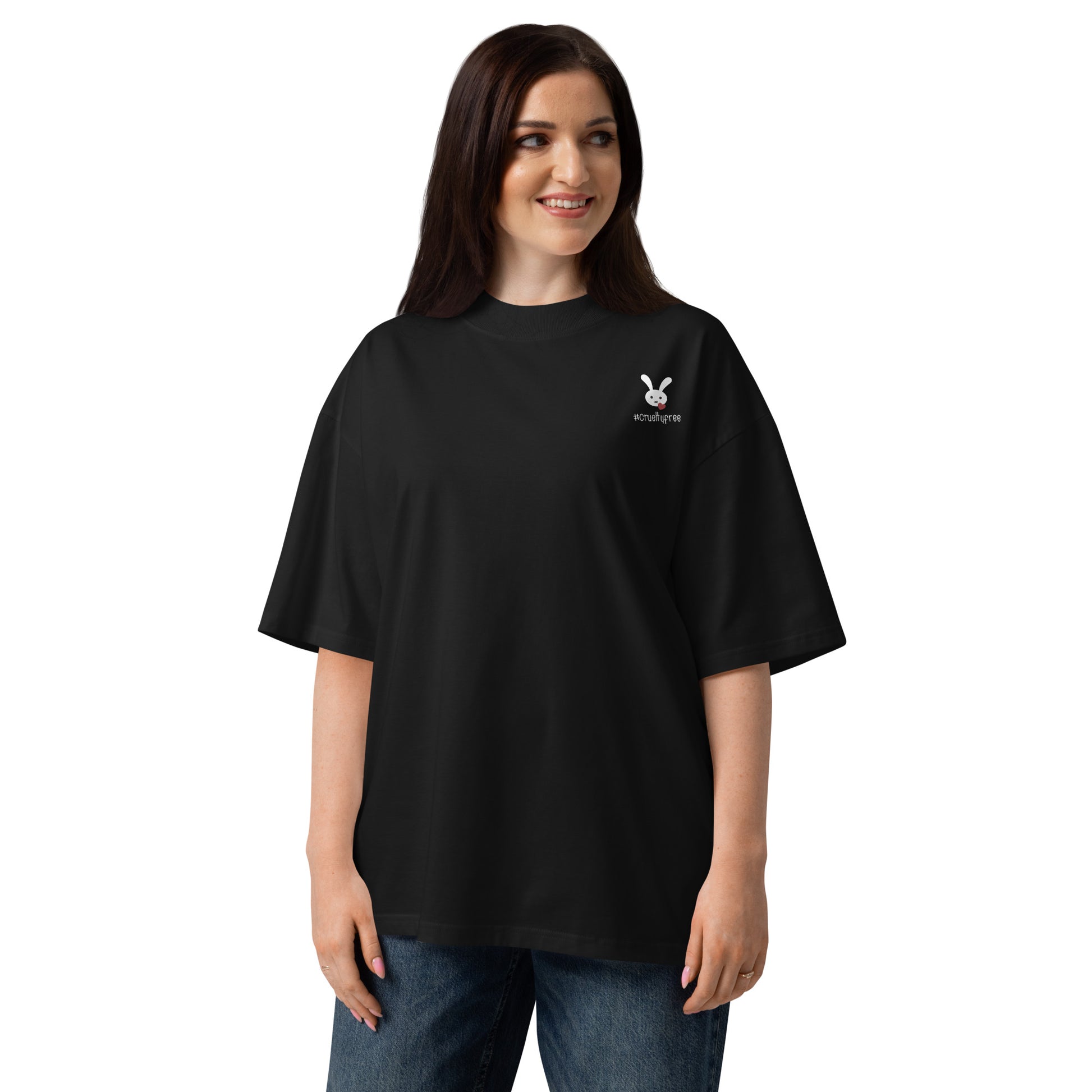 Schwarzes Bio-Baumwoll-Oversized-Shirt mit kleinem Hasen-Logo und Cruelty-free-Schriftzug auf der Brust.