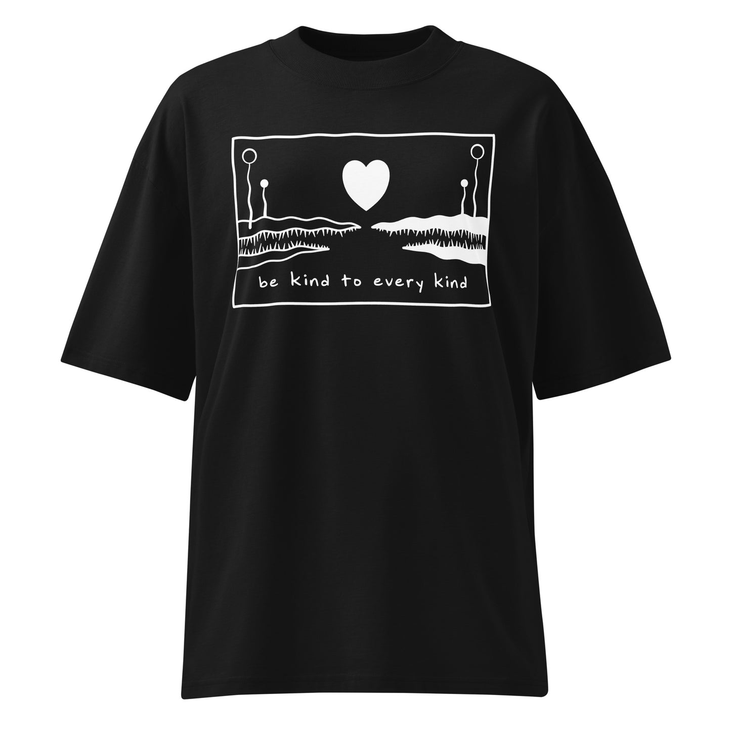 Schwarzes Oversized-Shirt aus Bio-Baumwolle mit weißem „Be kind to every kind“-Herz-Print und tief angesetzten Schultern.