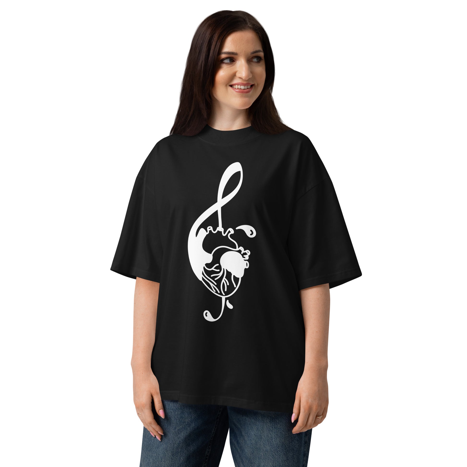 Schwarzes Bio-Baumwoll-Shirt im Oversized-Schnitt mit weißem Notenschlüssel-Herz-Print für Musikliebhaber.