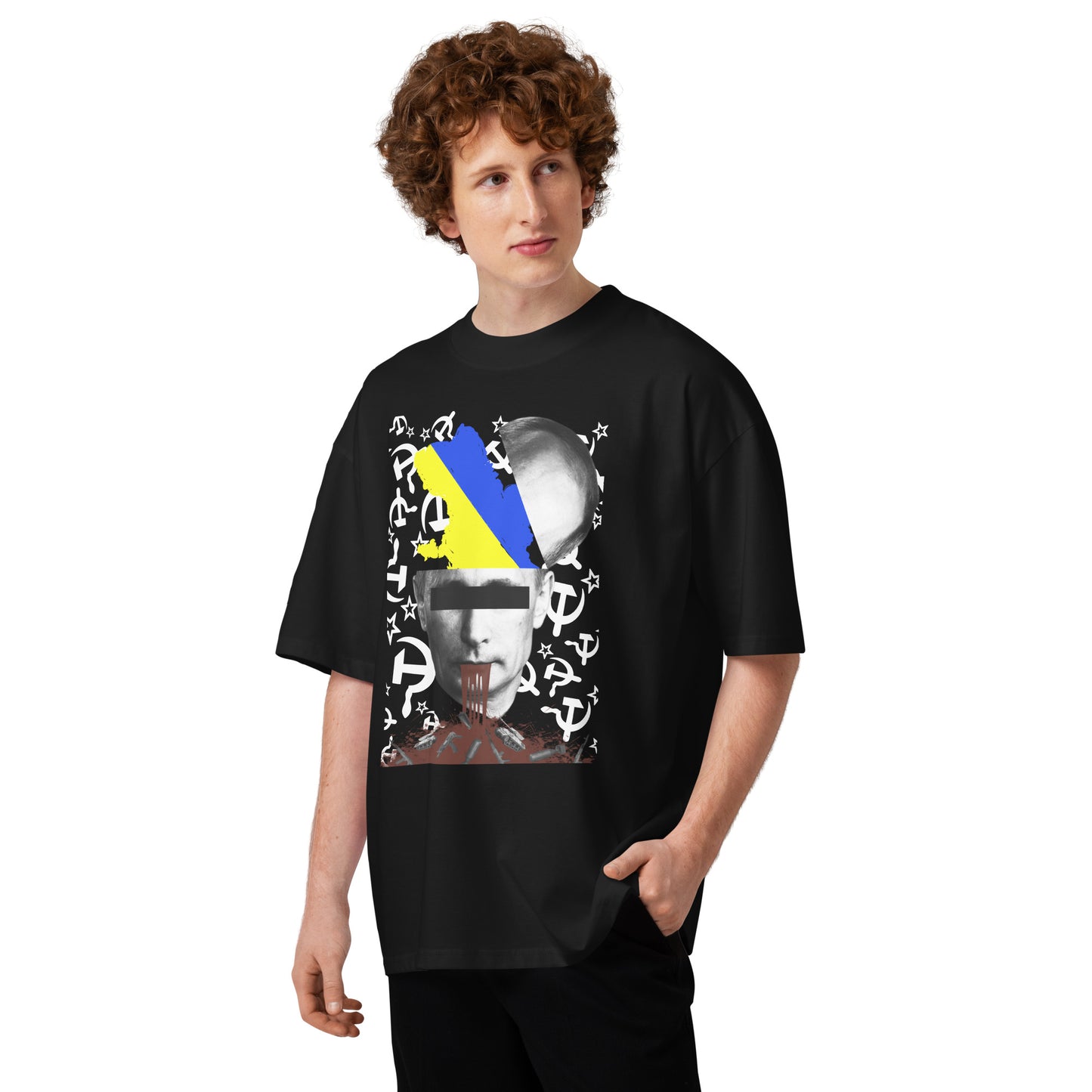 Schwarzes Oversized-T-Shirt aus Bio-Baumwolle mit STOP WAR Motiv und ukrainischer Flagge auf einem Model.