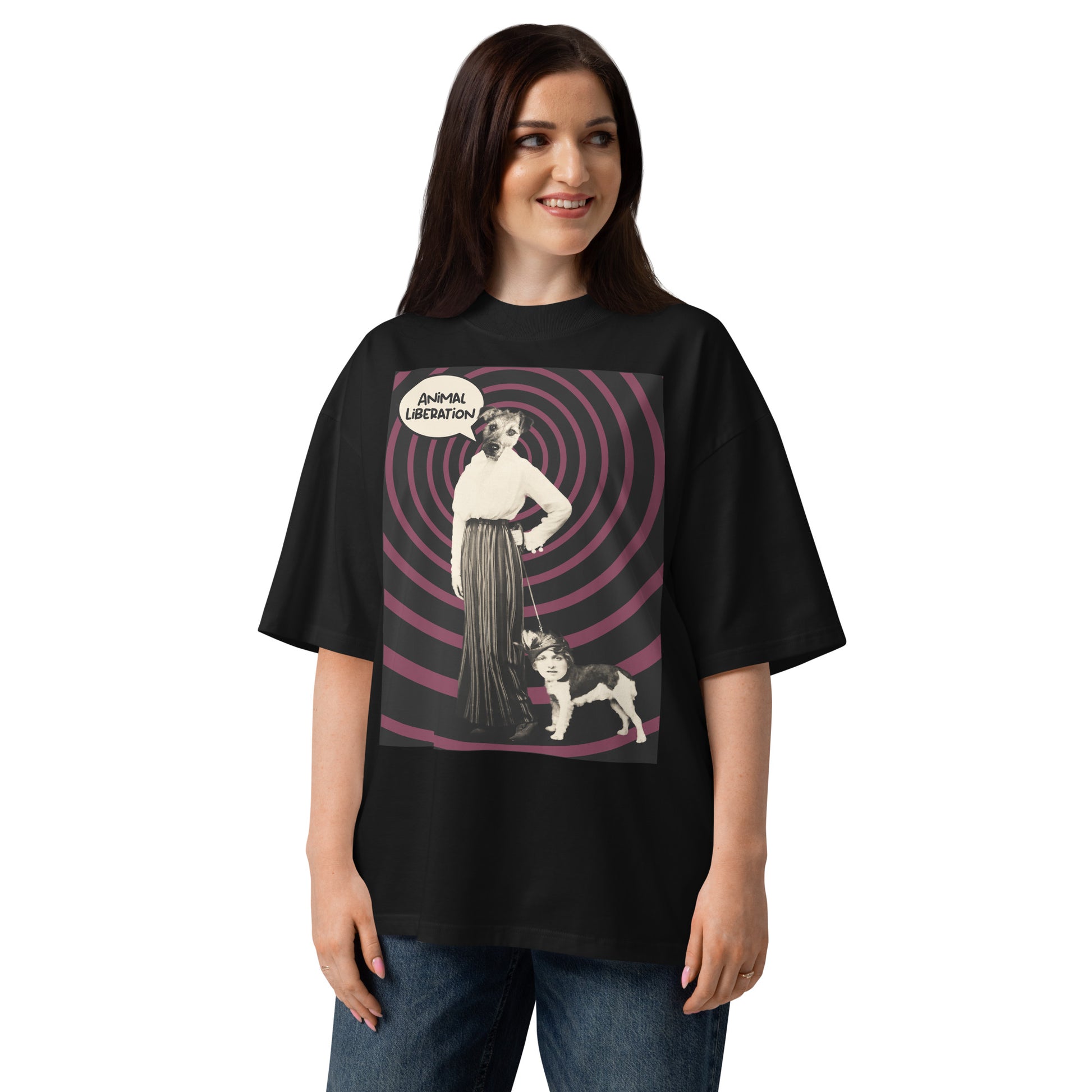 Schwarzes Bio-Baumwoll-Oversized-Shirt mit Ladydog-Print, Animal Liberation Sprechblase und lila Spiral-Hintergrund.