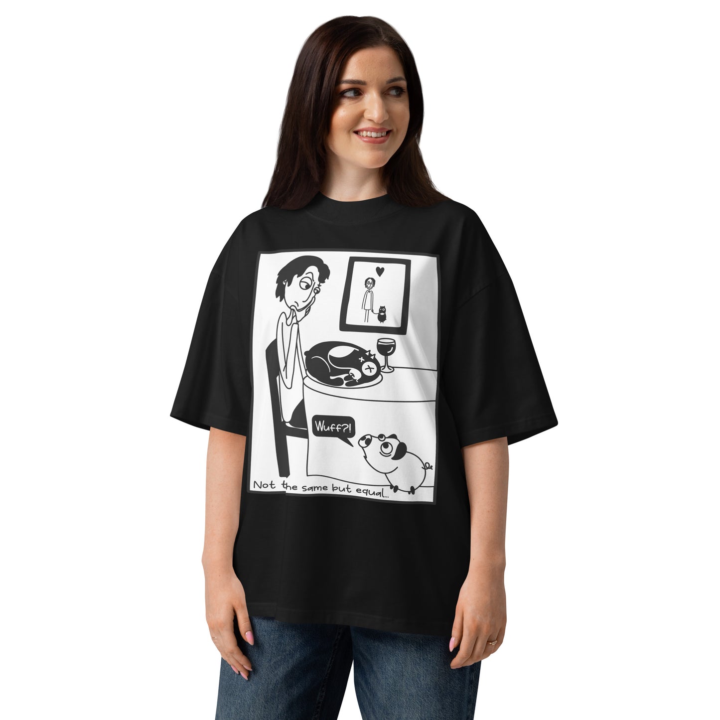 Schwarzes Bio-Baumwoll-Shirt im Oversized-Schnitt mit weißem Pigdog-Comic-Print und Text Not the same but equal.
