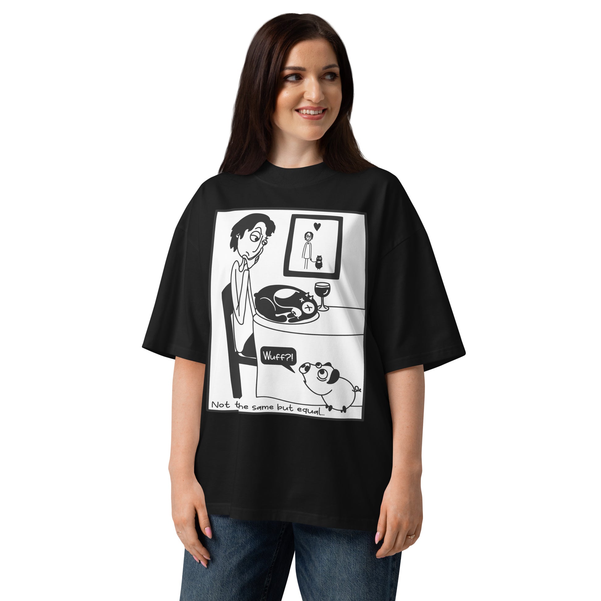 Schwarzes Bio-Baumwoll-Shirt im Oversized-Schnitt mit weißem Pigdog-Comic-Print und Text Not the same but equal.