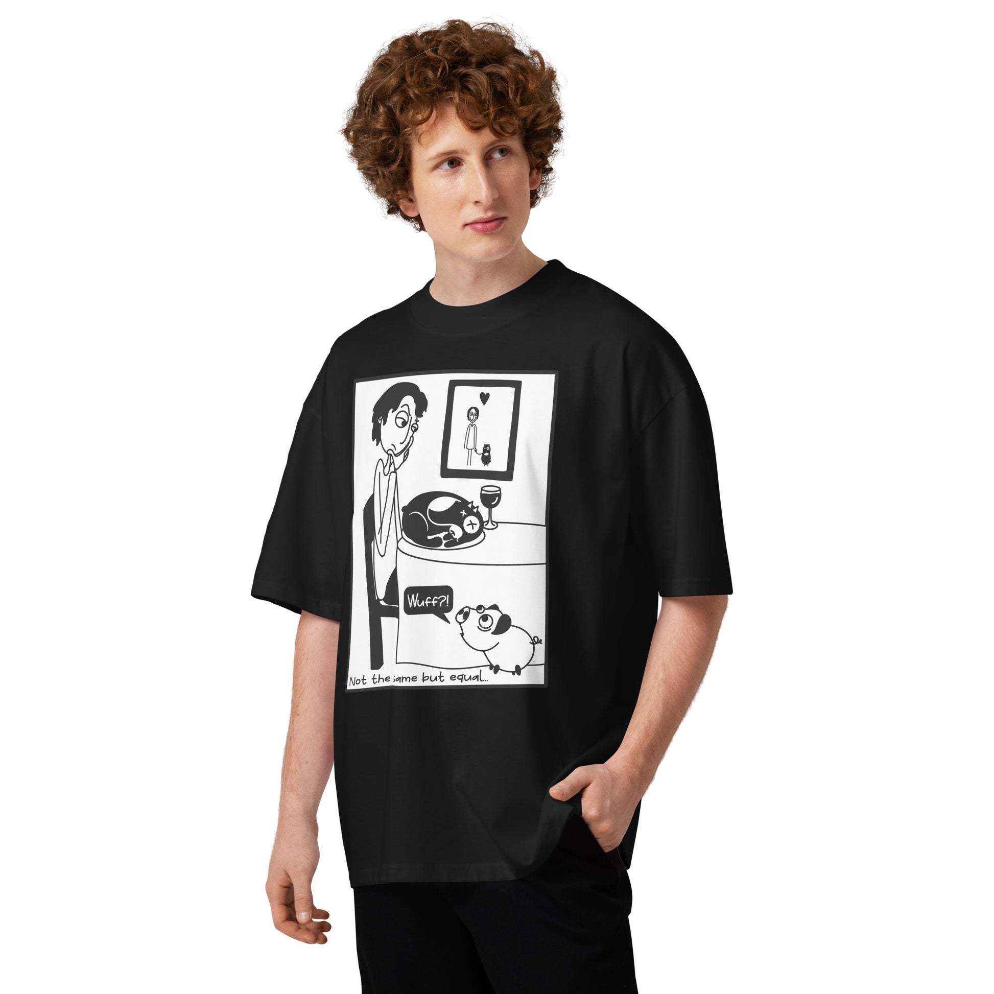 Schwarzes Bio-Baumwoll-Shirt im Oversized-Schnitt mit weißem Pigdog-Comic-Print und Text Not the same but equal.