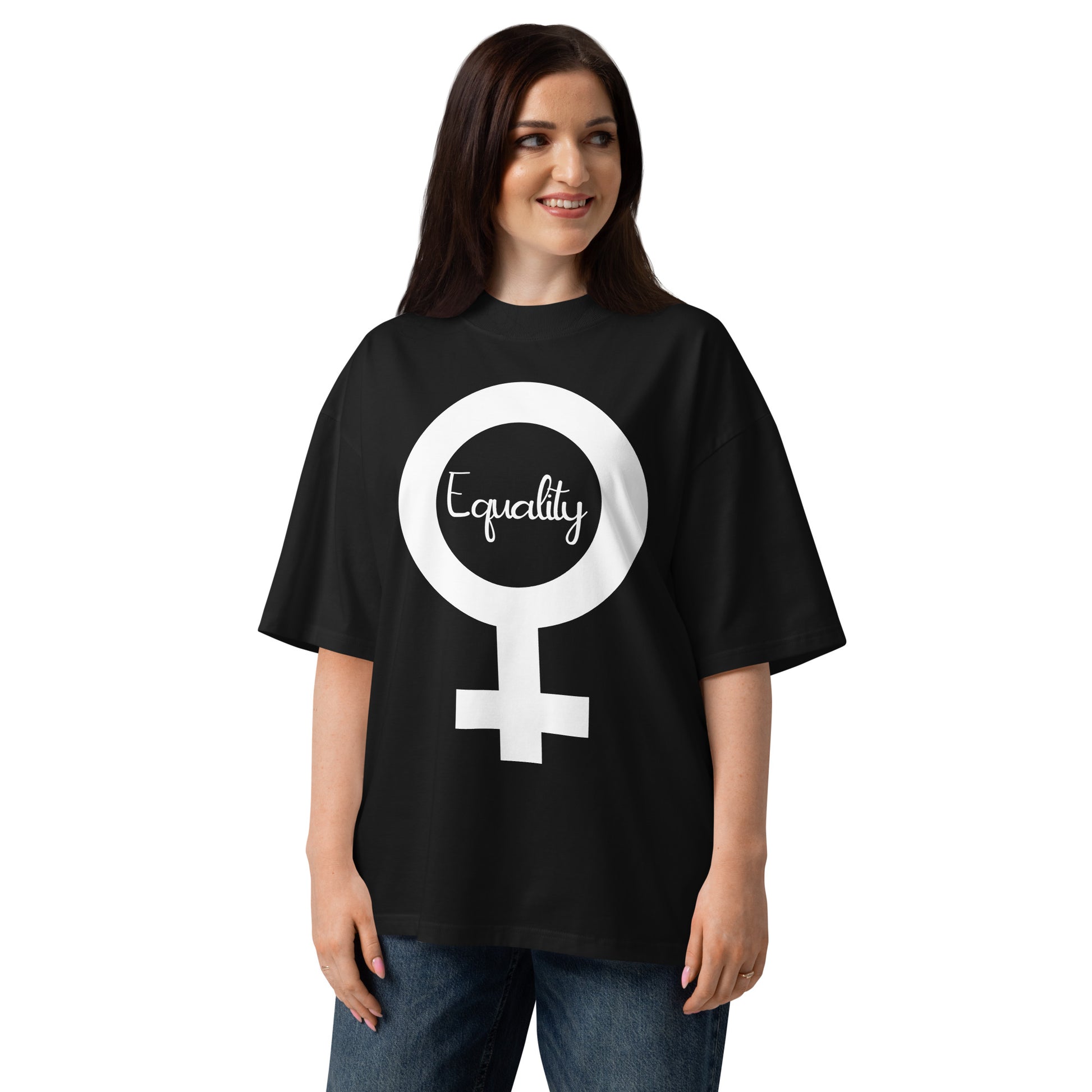 Schwarzes Bio-Baumwoll-Oversized-Shirt mit weißem Feminismus-Symbol und Equality-Schriftzug.