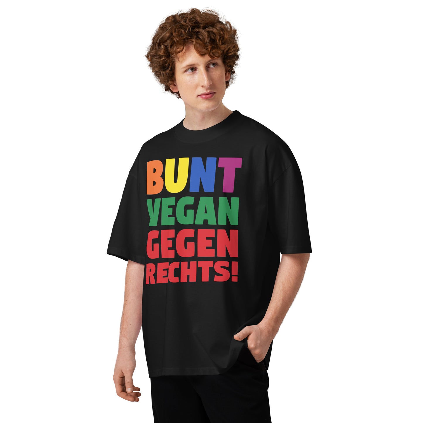 Schwarzes Oversized-Shirt aus Bio-Baumwolle mit buntem „BUNT, VEGAN, GEGEN RECHTS!“ Aufdruck an einem Model.