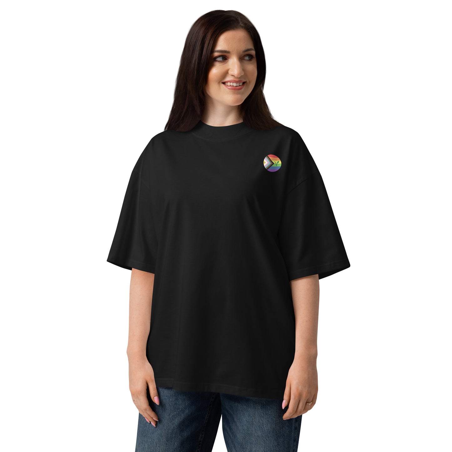 Schwarzes Bio-Baumwoll-Oversized-Shirt mit kleinem LGBTQAI+ Vegan-Logo auf der Brust.