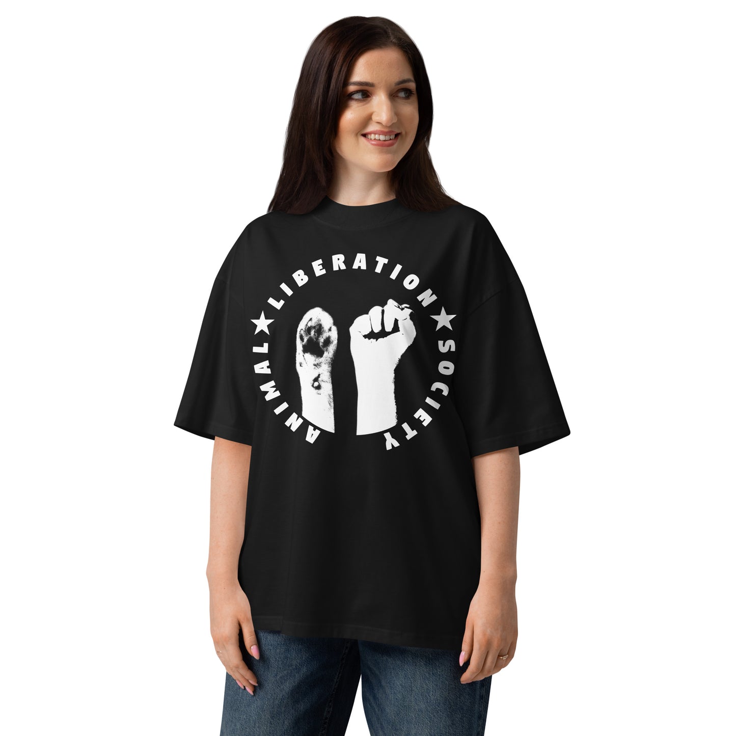 Schwarzes Bio-Baumwoll-Shirt im Oversized-Schnitt mit weißem Animal Liberation Society Druck und Pfoten-Faust-Motiv.