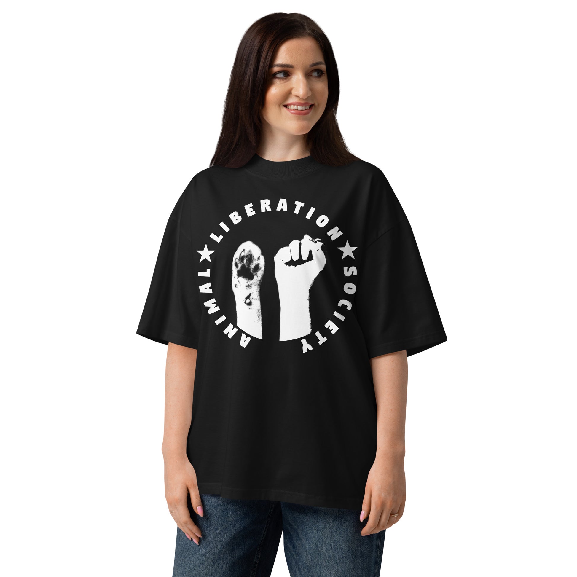 Schwarzes Bio-Baumwoll-Shirt im Oversized-Schnitt mit weißem Animal Liberation Society Druck und Pfoten-Faust-Motiv.