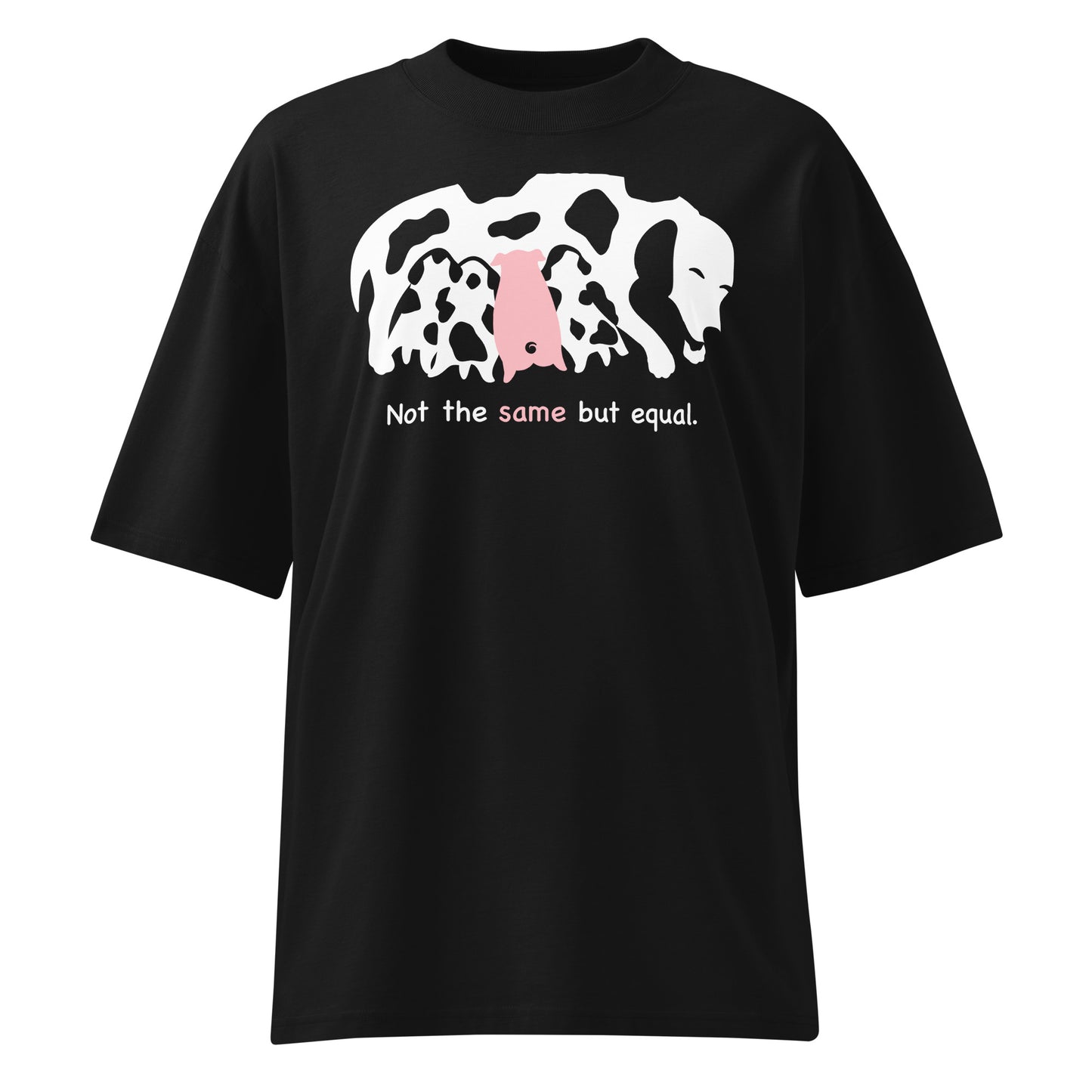 Schwarzes Bio-Baumwoll-Oversized-Shirt mit weißem Kuh- und rosa Schweine-Print sowie dem Schriftzug Not the same but equal.