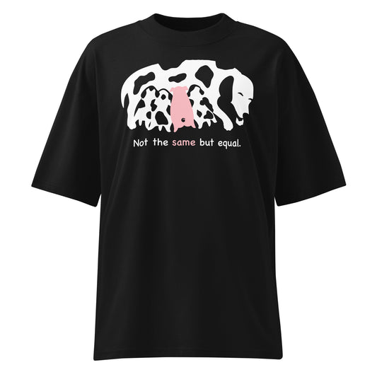 Schwarzes Bio-Baumwoll-Oversized-Shirt mit weißem Kuh- und rosa Schweine-Print sowie dem Schriftzug Not the same but equal.