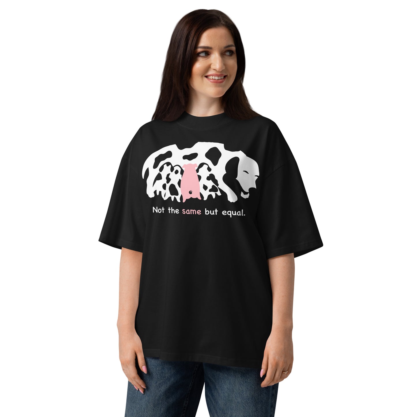 Schwarzes Bio-Baumwoll-Oversized-Shirt mit weißem Kuh- und rosa Ferkel-Print sowie dem Schriftzug Not the same but equal.