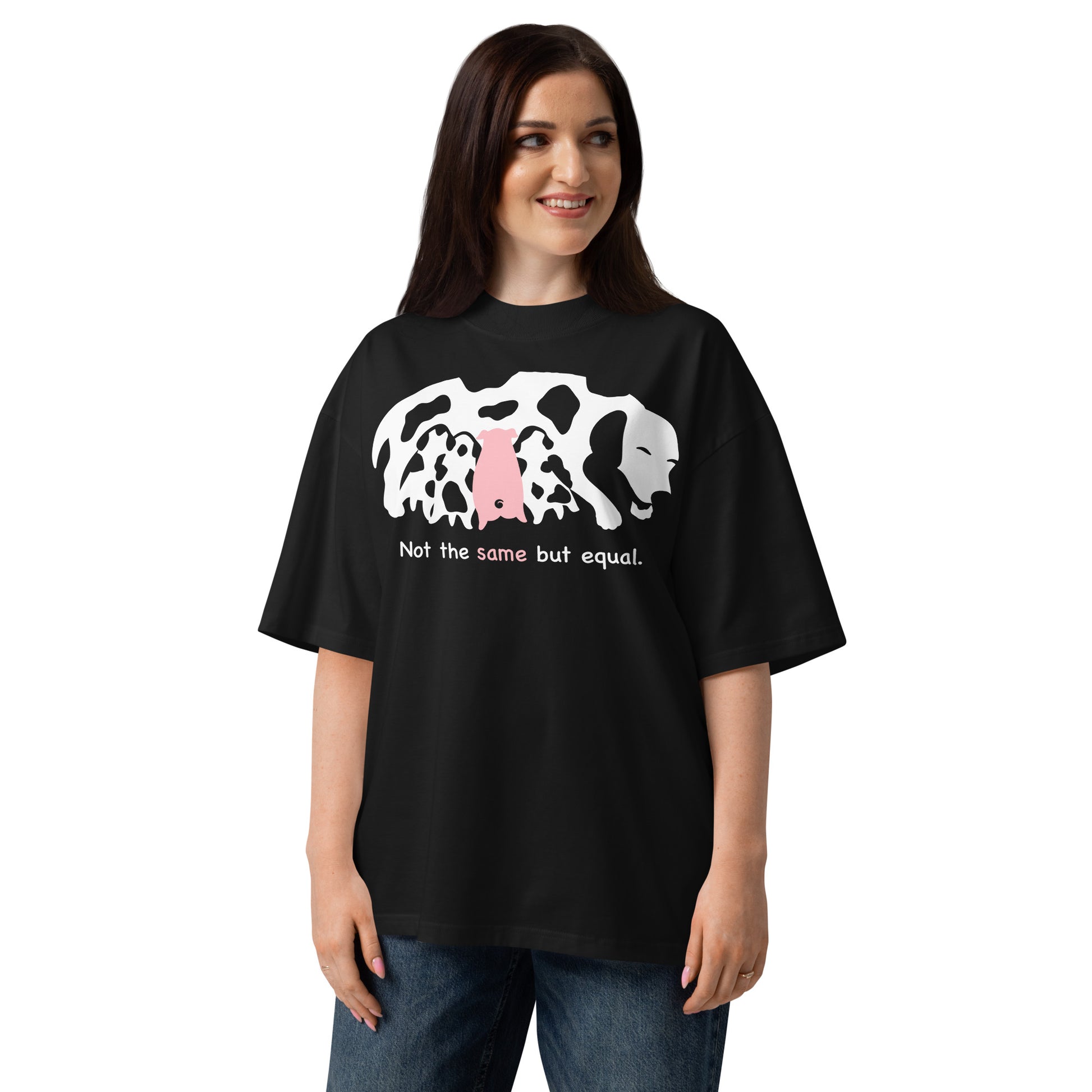 Schwarzes Bio-Baumwoll-Oversized-Shirt mit weißem Kuh- und rosa Ferkel-Print sowie dem Schriftzug Not the same but equal.