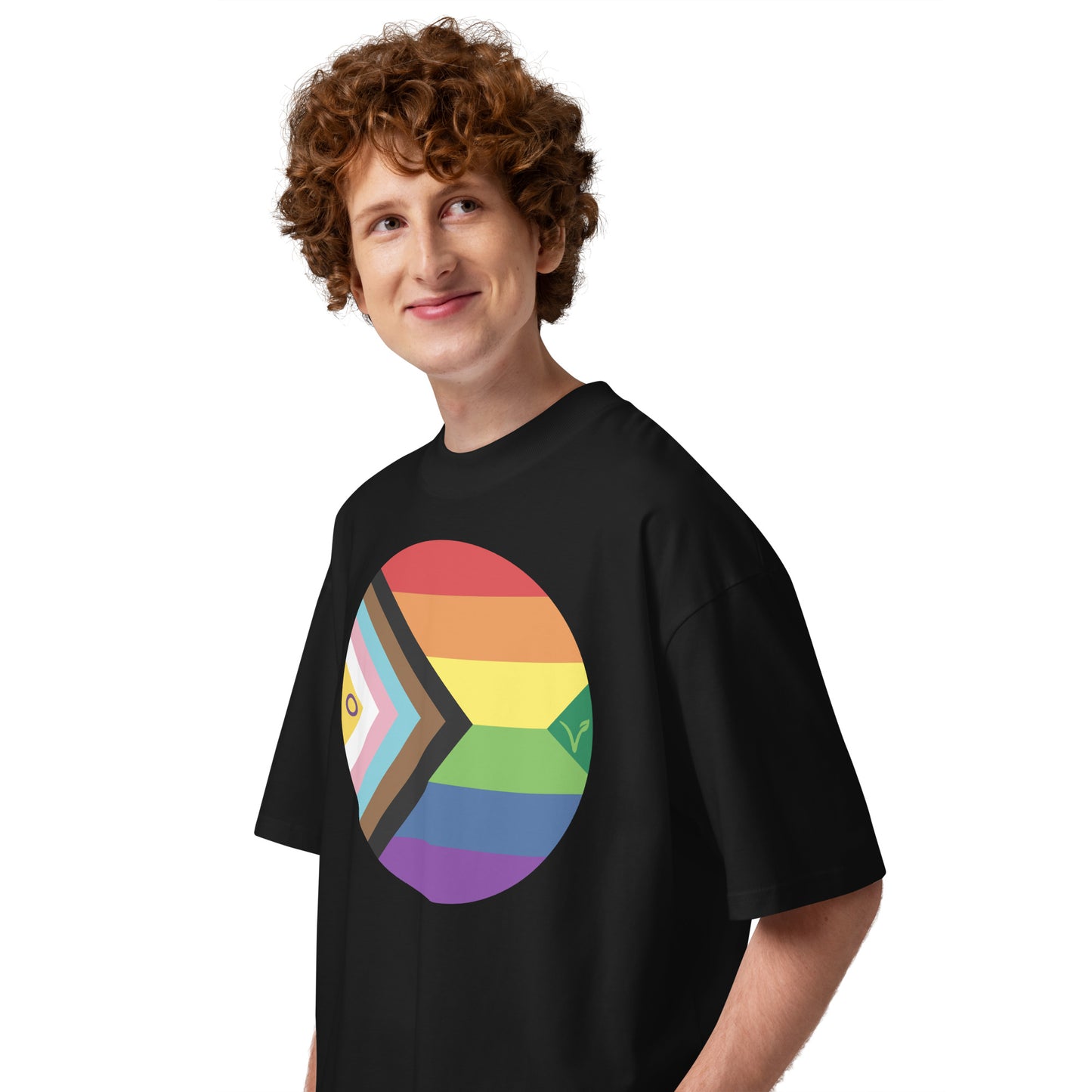 Schwarzes Bio-Baumwoll-Oversized-Shirt mit LGBTQAI+ Pride-Motiv und Vegan-Symbol für einen modernen Look.