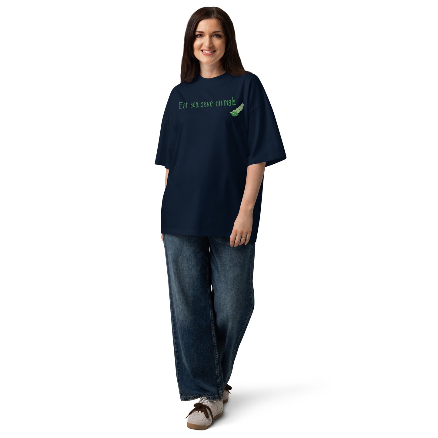 Dunkelblaues Bio-Baumwoll-T-Shirt im Oversized-Schnitt mit grünem „Eat soy, save animals“-Schriftzug und Sojabohnen-Grafik.