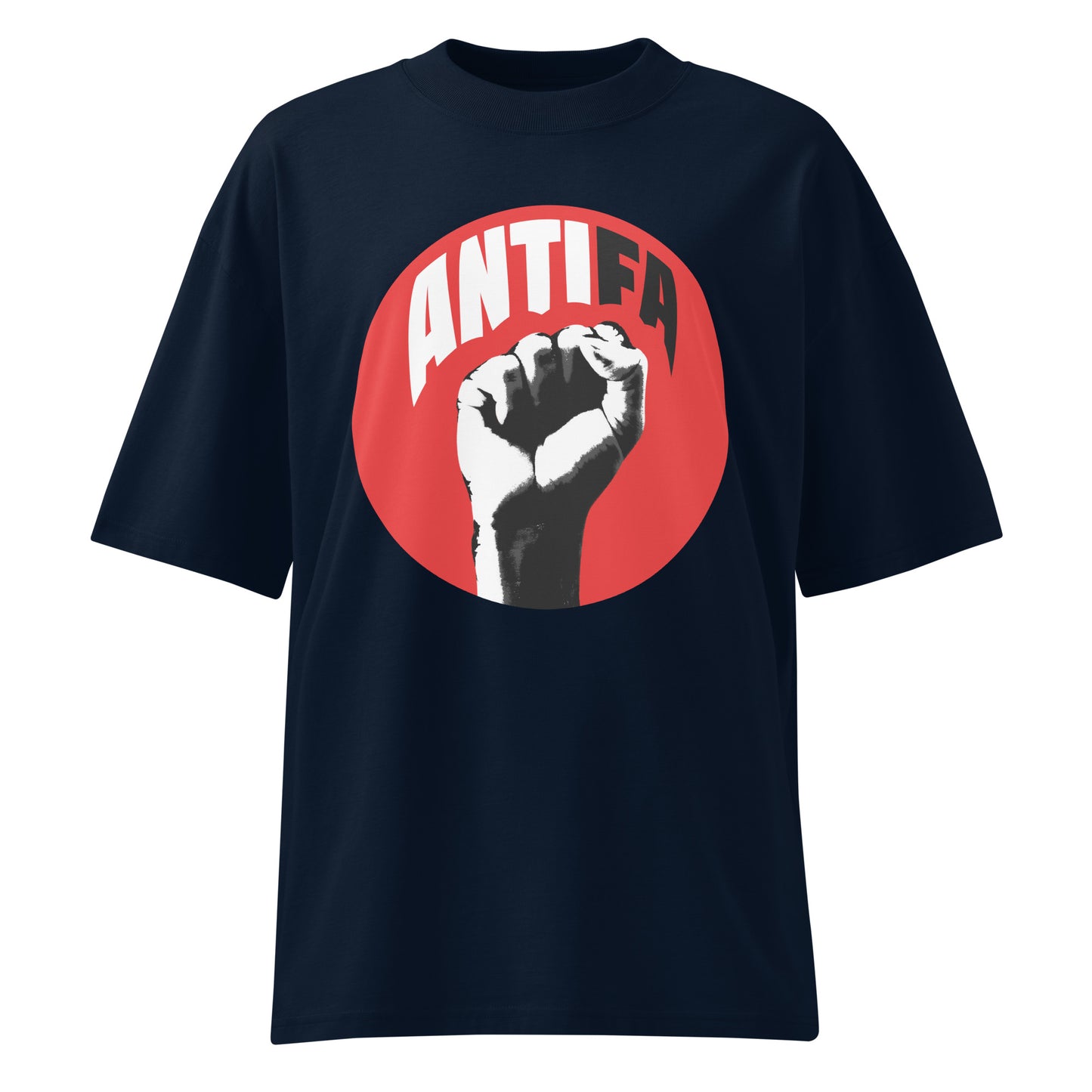 Schwarzes Bio-Baumwoll-Shirt im Oversized-Schnitt mit rotem Antifa-Faust-Print auf der Brust.
