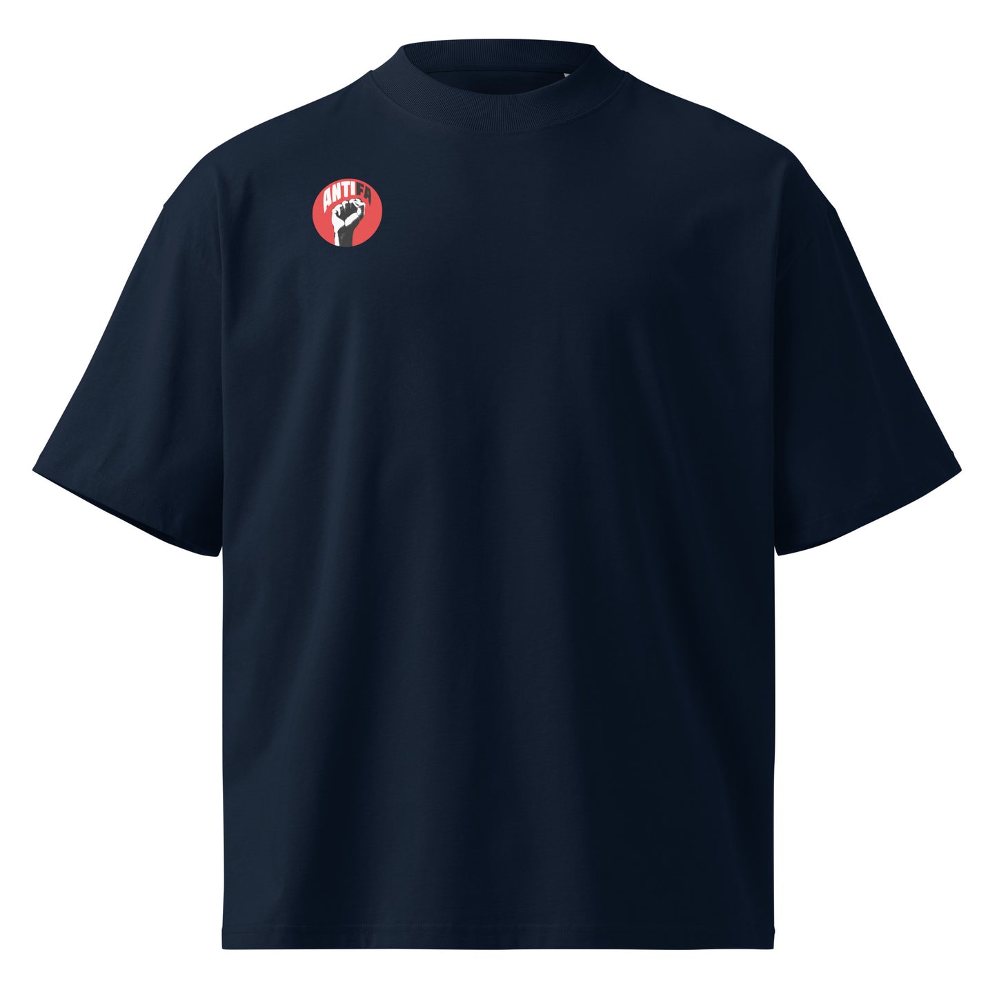 Dunkelblaues Oversized-Shirt aus Bio-Baumwolle mit Antifa-Logo-Print auf der Brust.