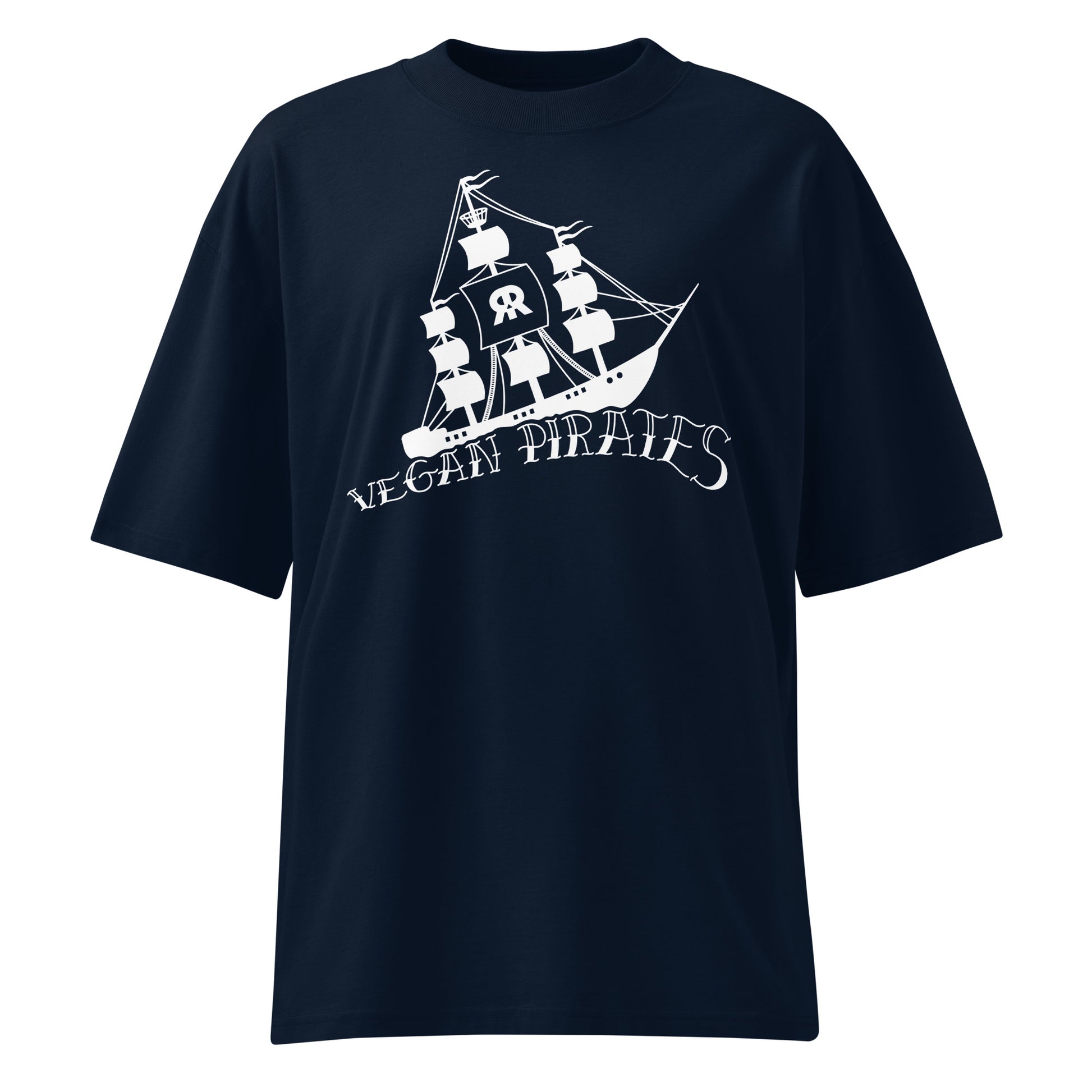 Dunkelblaues Bio-Baumwoll-Shirt im Oversized-Schnitt mit weißem Vegan Pirates Segelschiff-Print auf der Brust.