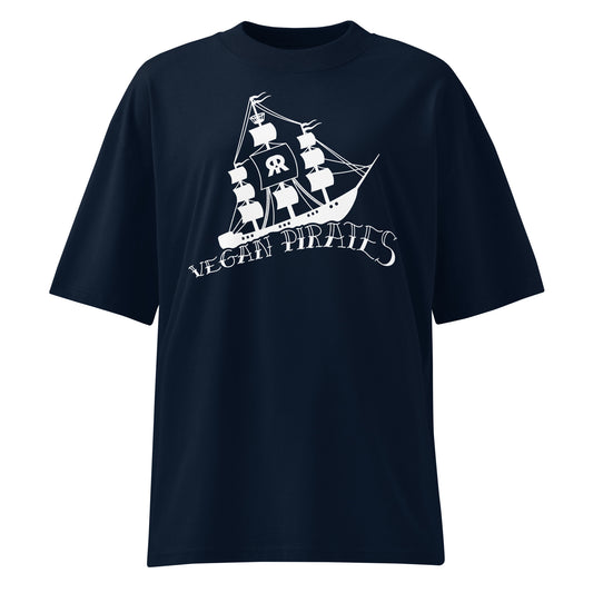 Dunkelblaues Bio-Baumwoll-Shirt im Oversized-Schnitt mit weißem Vegan Pirates Segelschiff-Print auf der Brust.