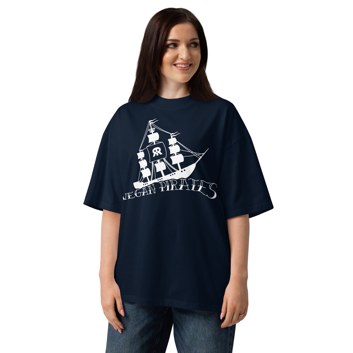 Dunkelblaues Bio-Baumwoll-Shirt im Oversized-Schnitt mit weißem Vegan Pirates Segelschiff-Print und überschnittenen Schultern.