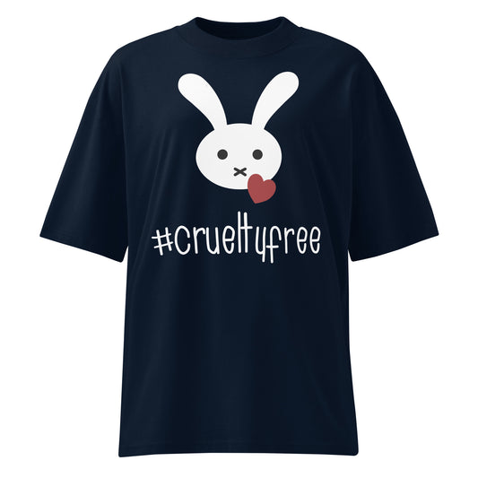 Dunkelblaues Bio-Baumwoll-Shirt im Oversized-Schnitt mit weißem Hasen-Motiv, rotem Herz und #crueltyfree Schriftzug.