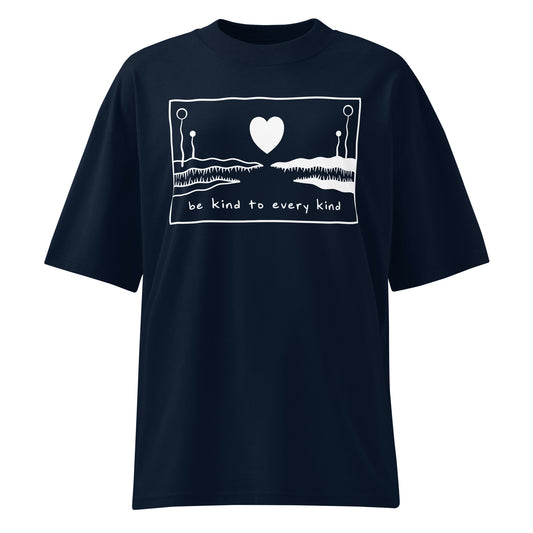 Dunkelblaues Bio-Baumwoll-Oversized-Shirt mit weißem „Be kind to every kind“-Print und Herz-Grafik.