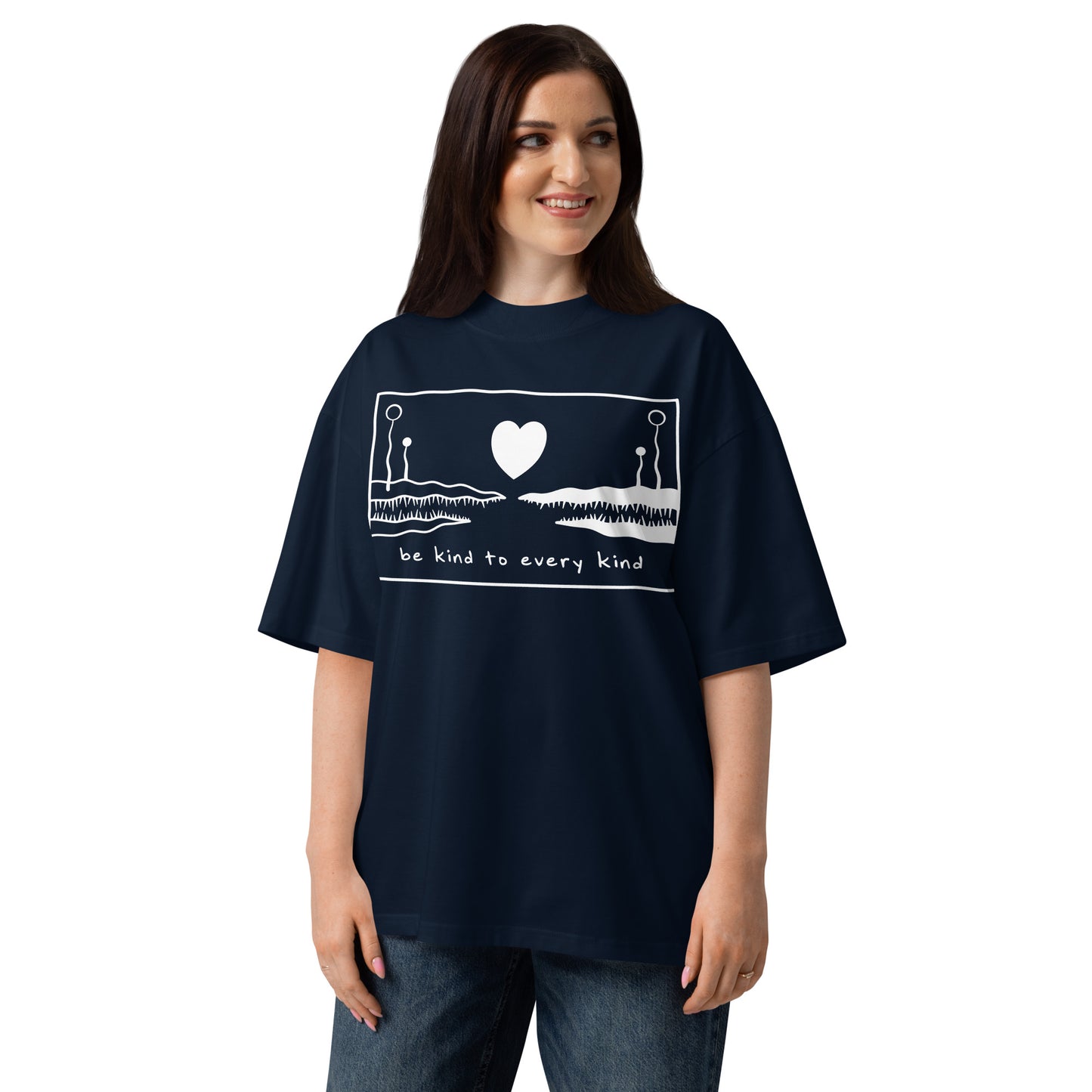 Dunkelblaues Bio-Baumwoll-Oversized-Shirt mit weißem „Be kind to every kind“-Print und Herz-Motiv an einer Frau.