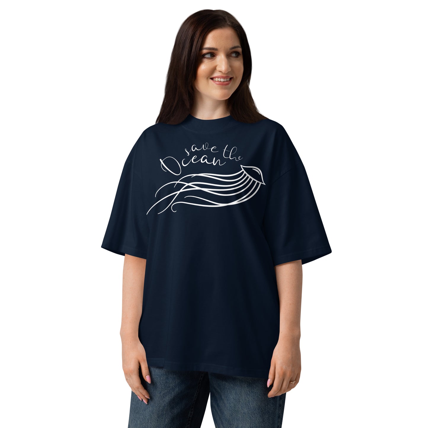 Dunkelblaues Bio-Baumwoll-Oversized-Shirt mit weißem „Save the Ocean“-Quallen-Print und überschnittenen Schultern.