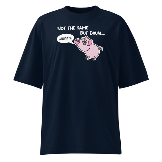 Dunkelblaues Bio-Baumwoll-Oversized-Shirt mit Comic-Schwein-Print und dem Schriftzug Not the same but equal.