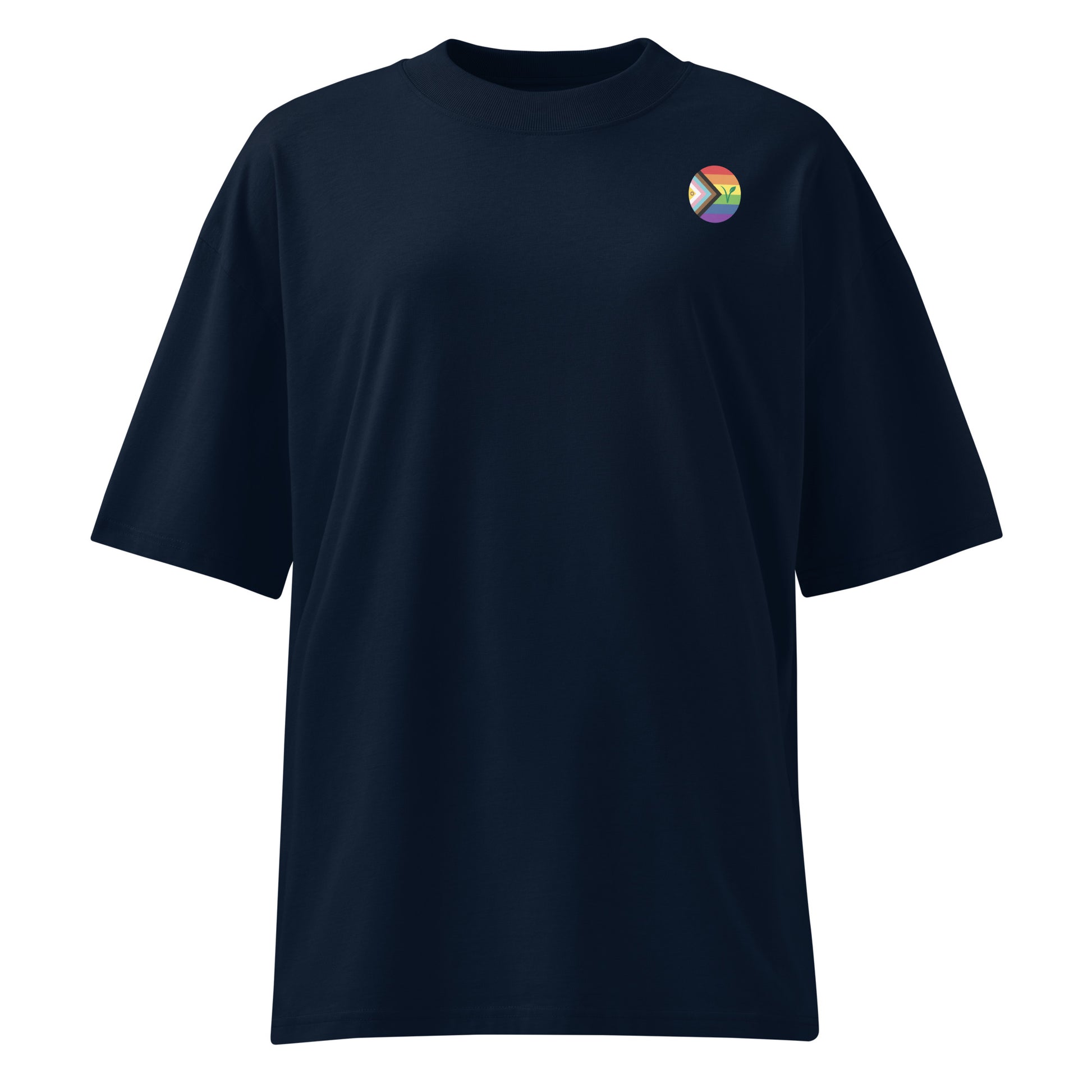 Dunkelblaues Bio-Baumwoll-Shirt im Oversized-Schnitt mit kleinem LGBTQAI+ und Vegan-Logo auf der Brust.