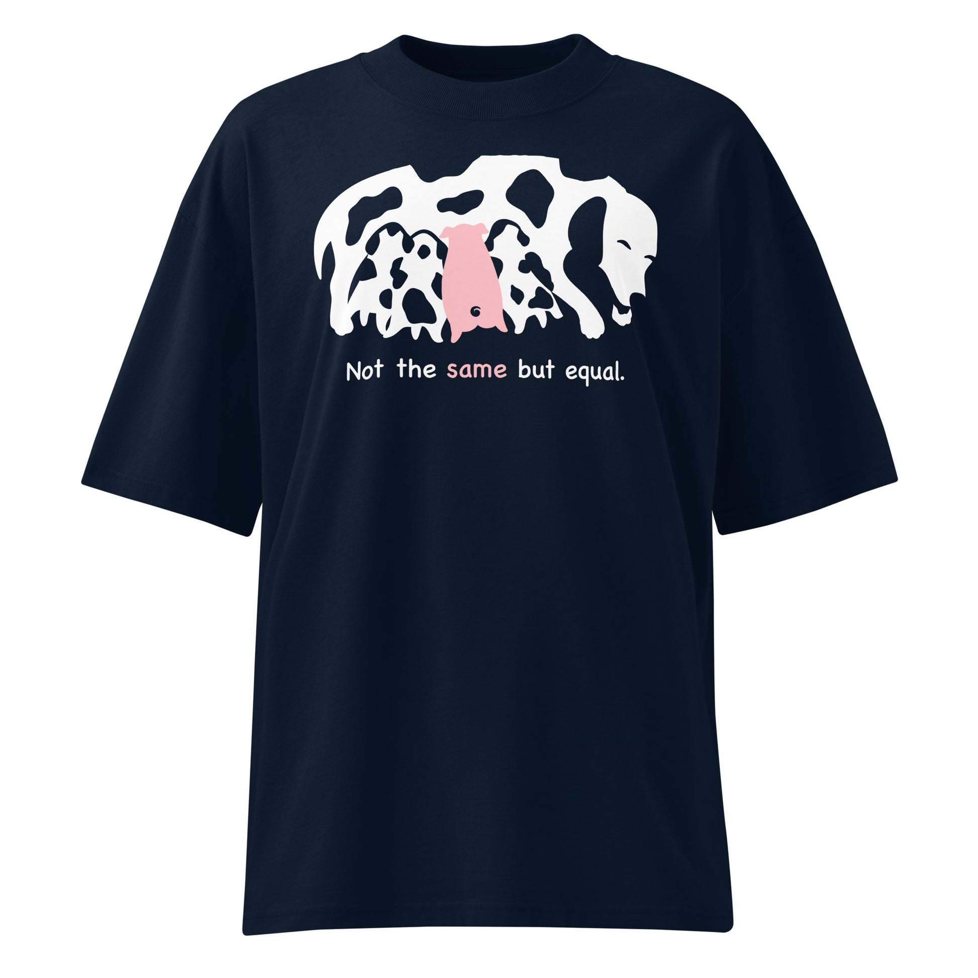 Dunkelblaues Bio-Baumwoll-Oversized-Shirt mit weißem Kuh- und rosa Ferkel-Print sowie dem Schriftzug Not the same but equal.