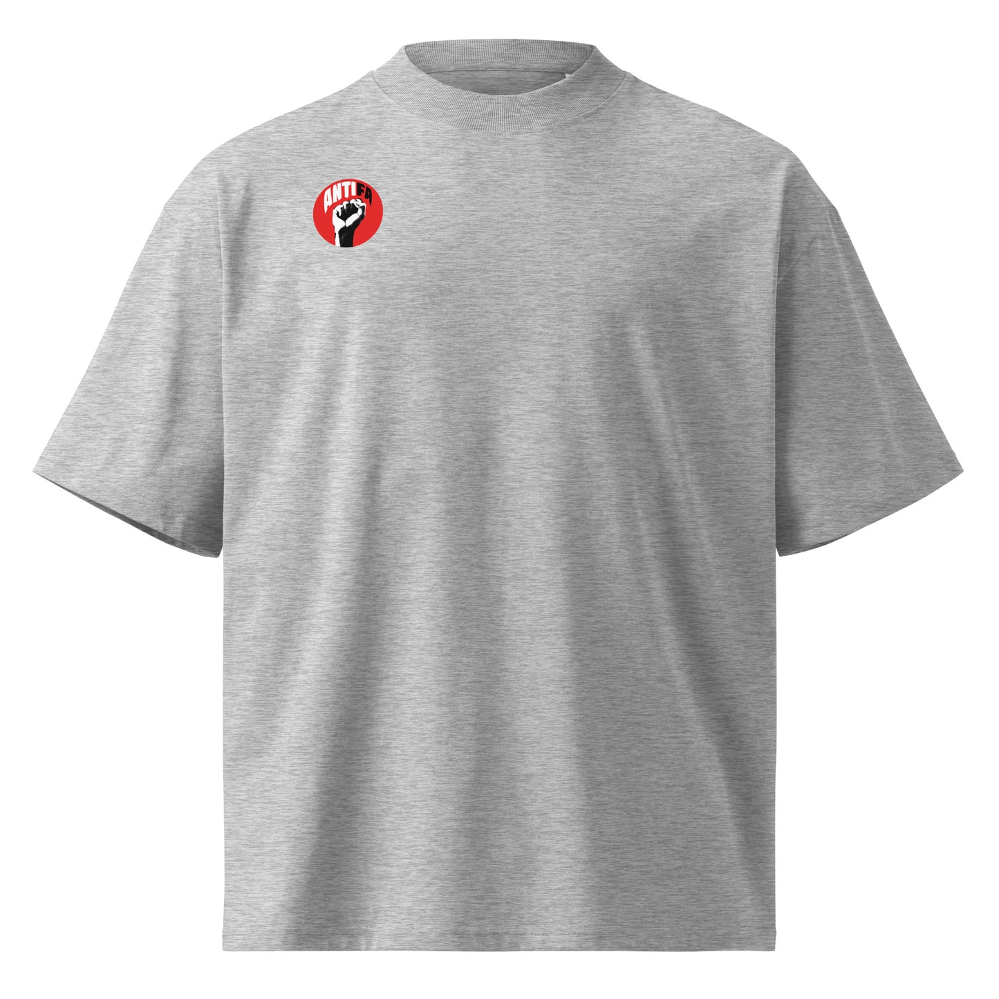 Graues Oversized-Shirt aus Bio-Baumwolle mit kleinem, rundem Antifa-Logo mit erhobener Faust auf der Brust.