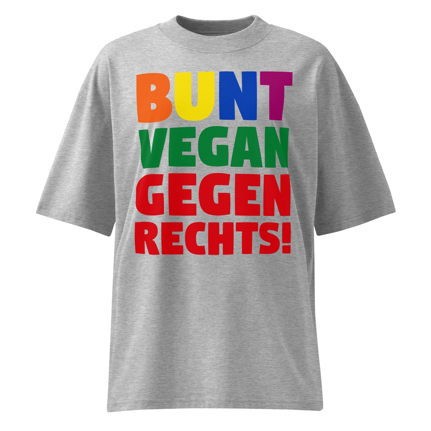 Graues Bio-Baumwoll-Oversized-Shirt mit buntem „BUNT, VEGAN UND GEGEN RECHTS!“-Aufdruck und überschnittenen Schultern.