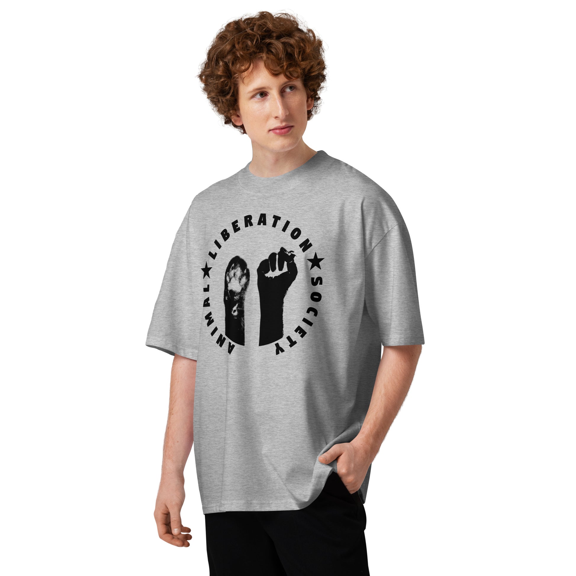 Graues Oversized-Shirt aus Bio-Baumwolle mit Animal Liberation Society Print und gesenkten Schultern an einem Model.