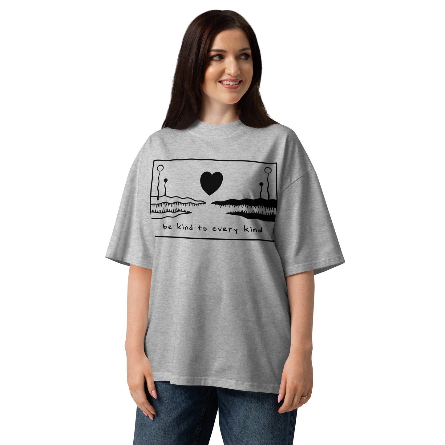 Graues Oversized Bio-Baumwollshirt mit schwarzem Strange Love Print und Be kind to every kind Schriftzug.