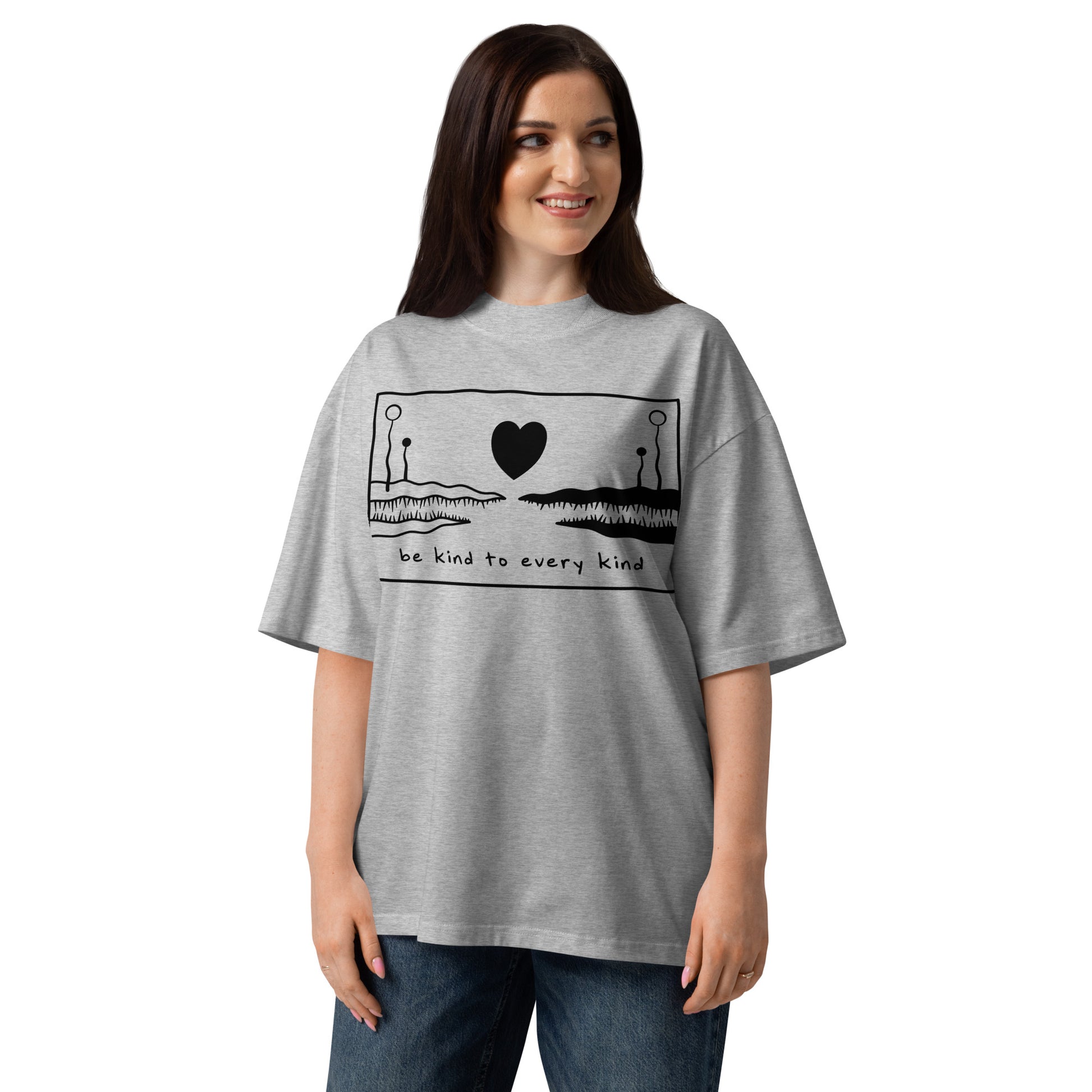 Graues Oversized Bio-Baumwollshirt mit schwarzem Strange Love Print und Be kind to every kind Schriftzug.