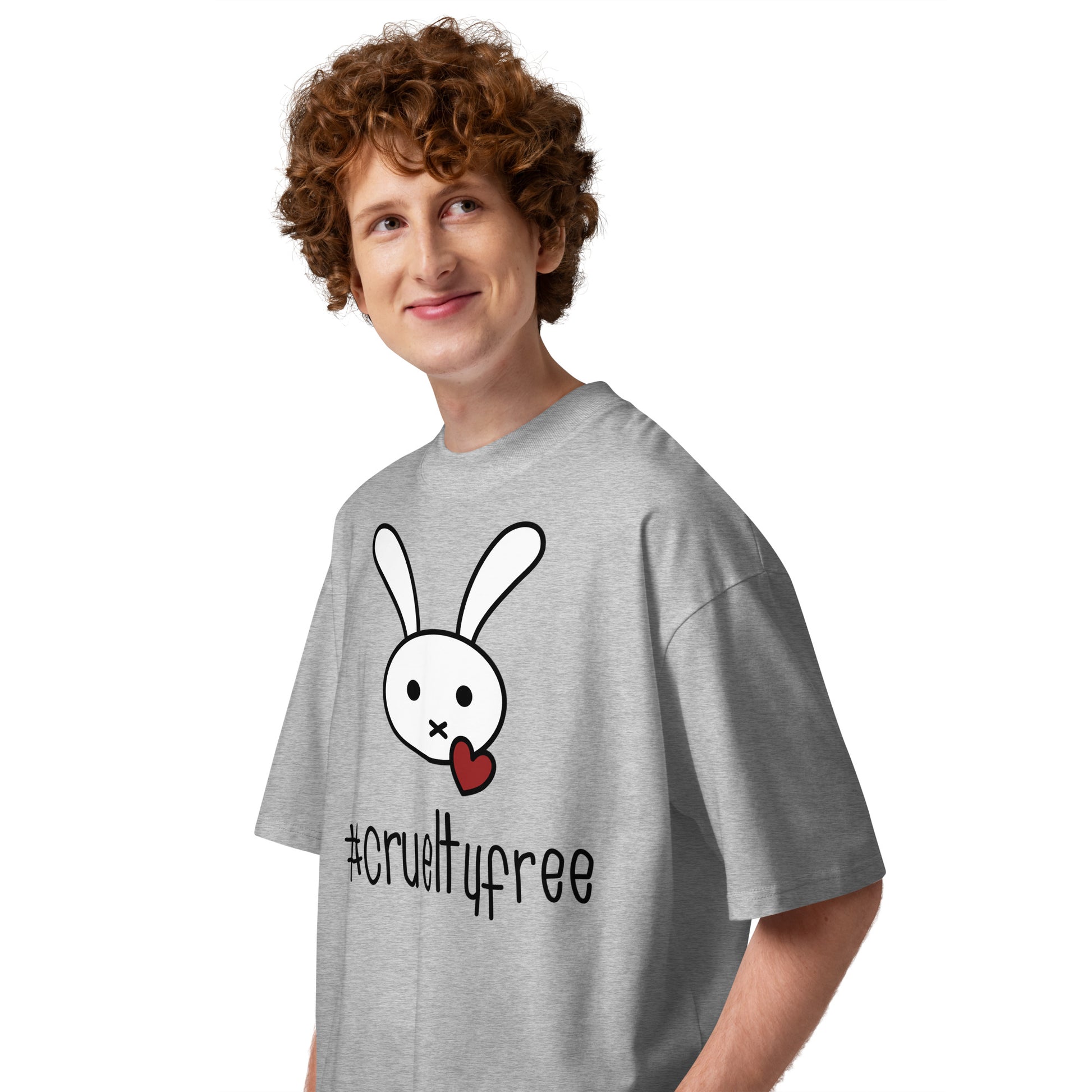 Graues Oversized-Shirt aus Bio-Baumwolle mit weißem Hasen-Motiv, rotem Herz und #crueltyfree Schriftzug.