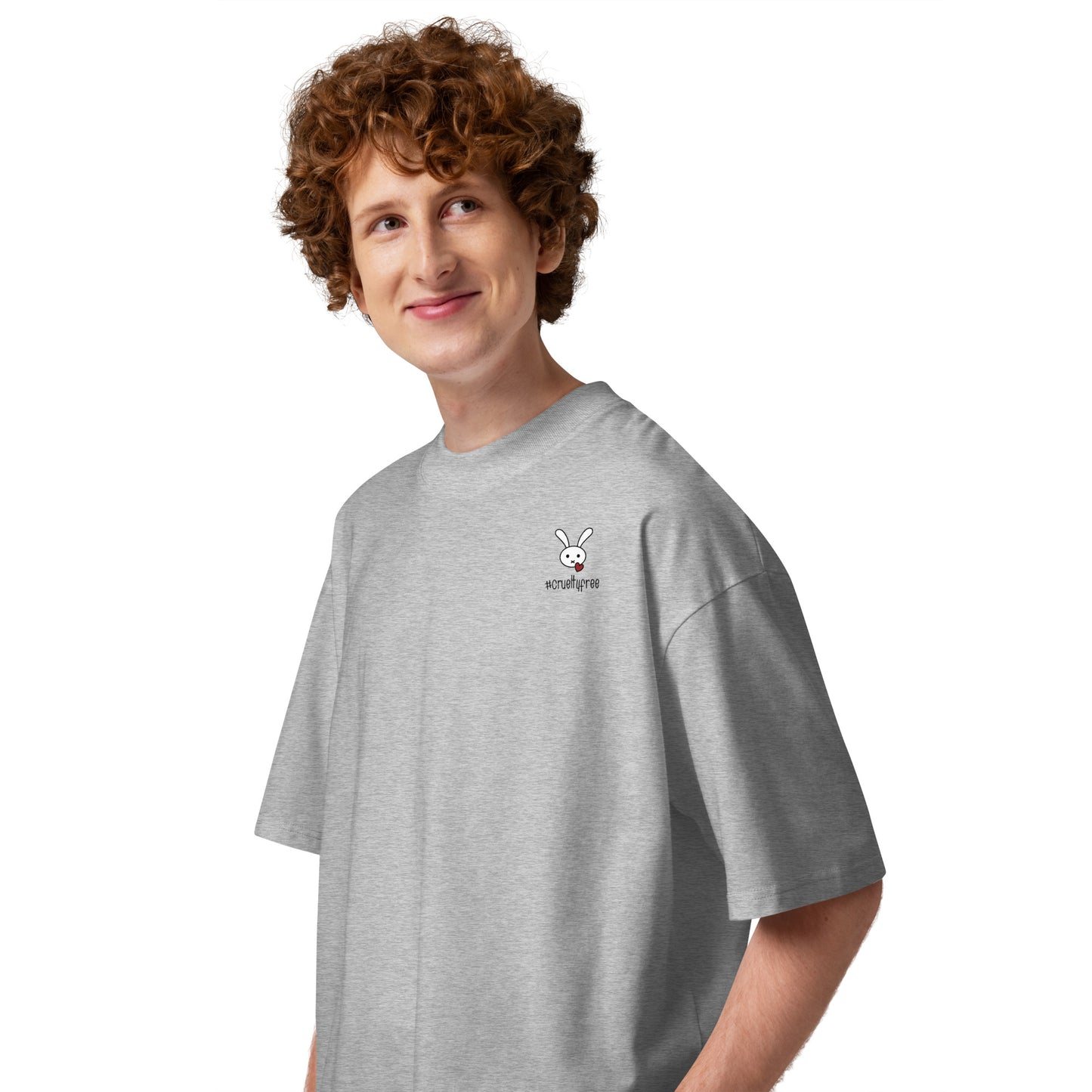 Graues Bio-Baumwoll-Oversized-Shirt mit kleinem Hasen-Print und Crueltyfree-Schriftzug auf der Brust.