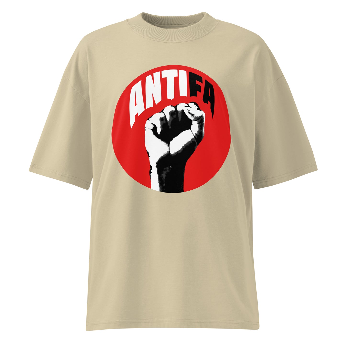 Beiges Oversized-Shirt aus Bio-Baumwolle mit rotem Antifa-Faust-Print und gesenkten Schultern.
