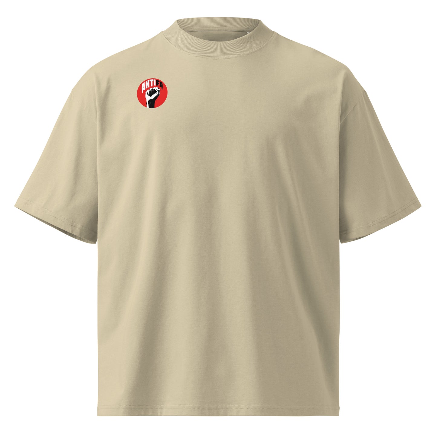 Beiges Oversized-T-Shirt aus Bio-Baumwolle mit Antifa-Logo-Print auf der Brust und überschnittenen Schultern.